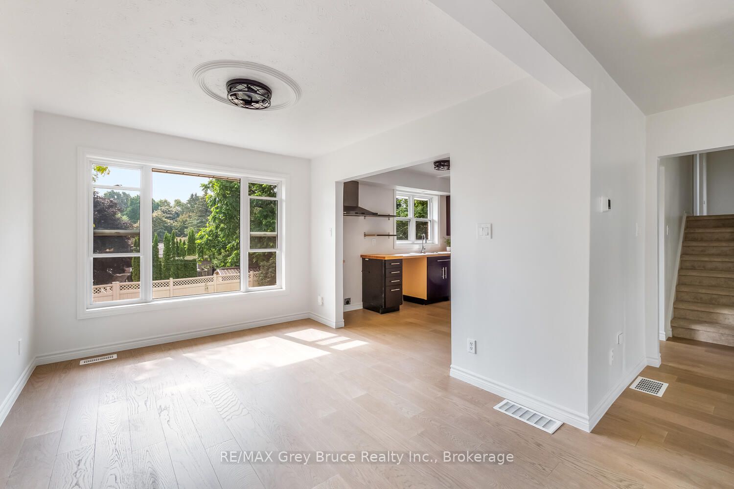 887 Nodwell Court Property Photo 6