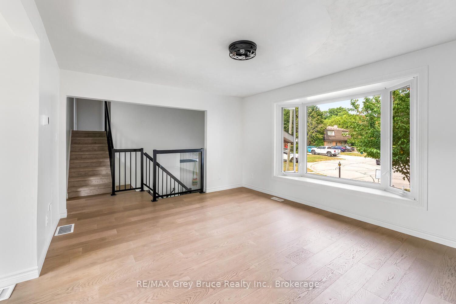 887 Nodwell Court Property Photo 10