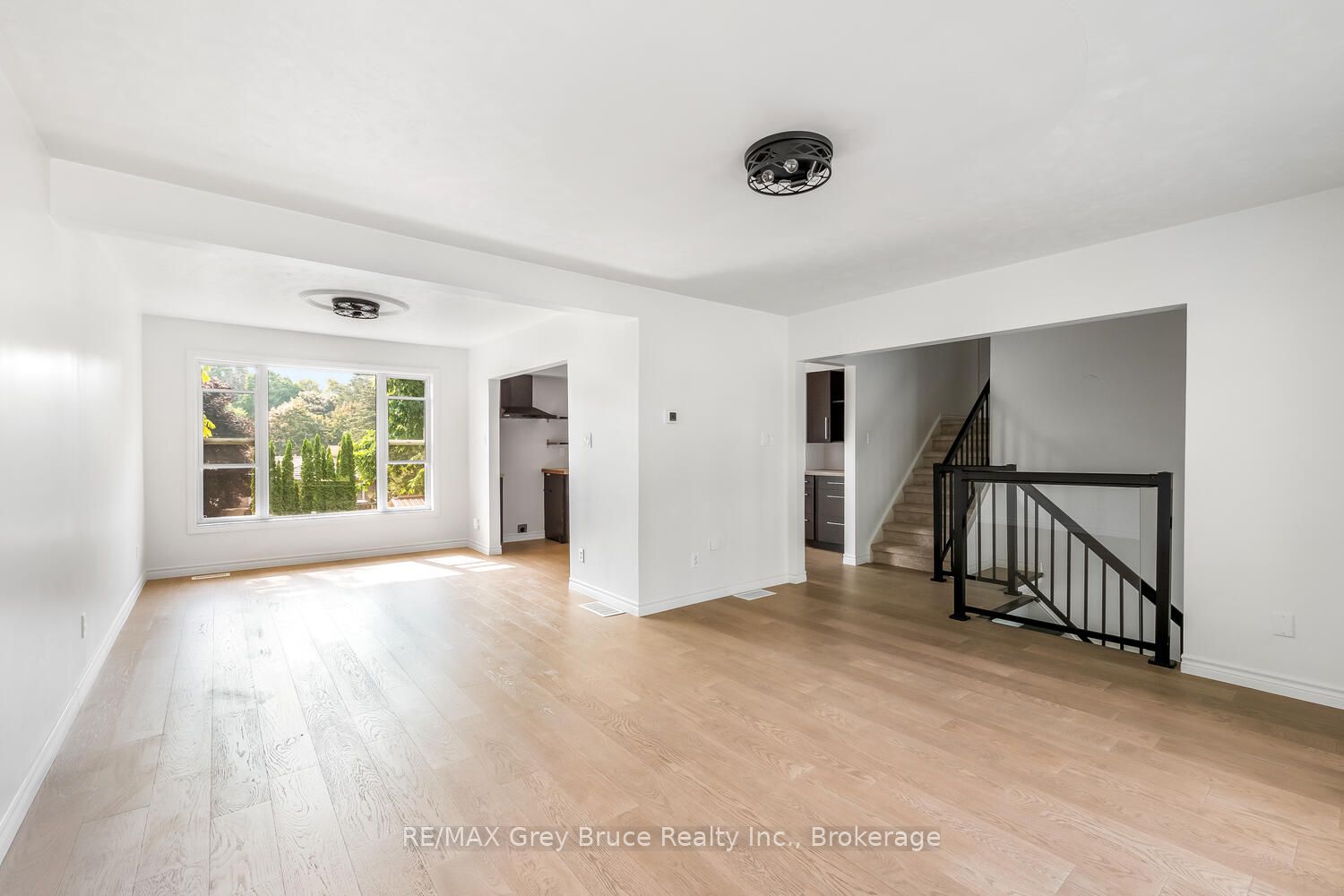 887 Nodwell Court Property Photo 11