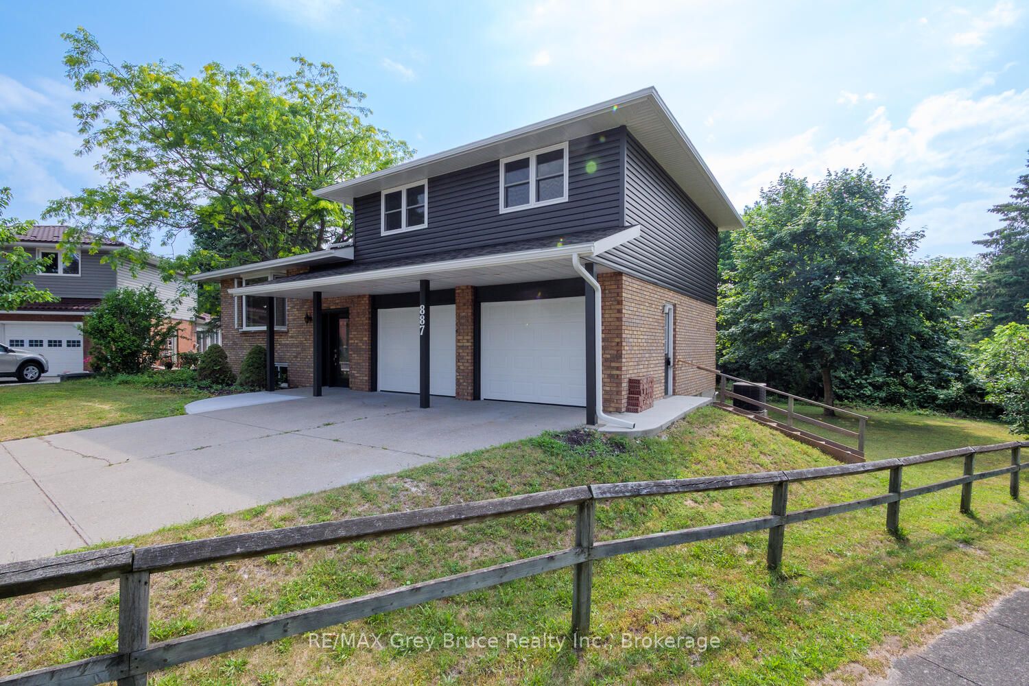 887 Nodwell Court Property Photo 12