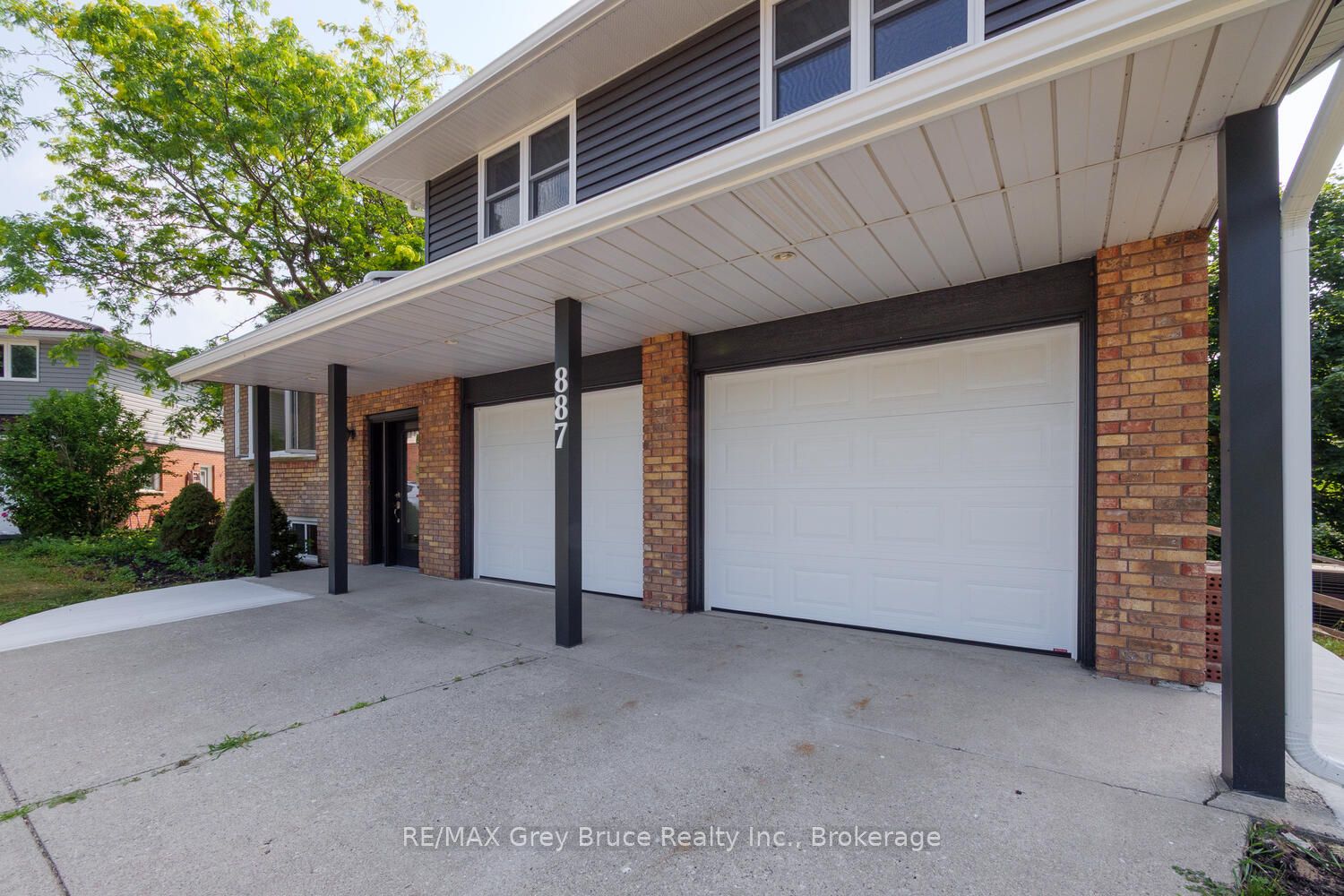 887 Nodwell Court Property Photo 14