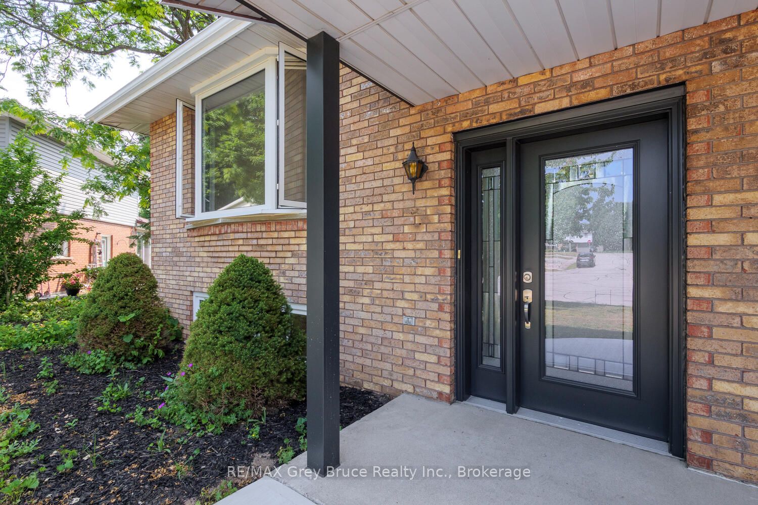 887 Nodwell Court Property Photo 15