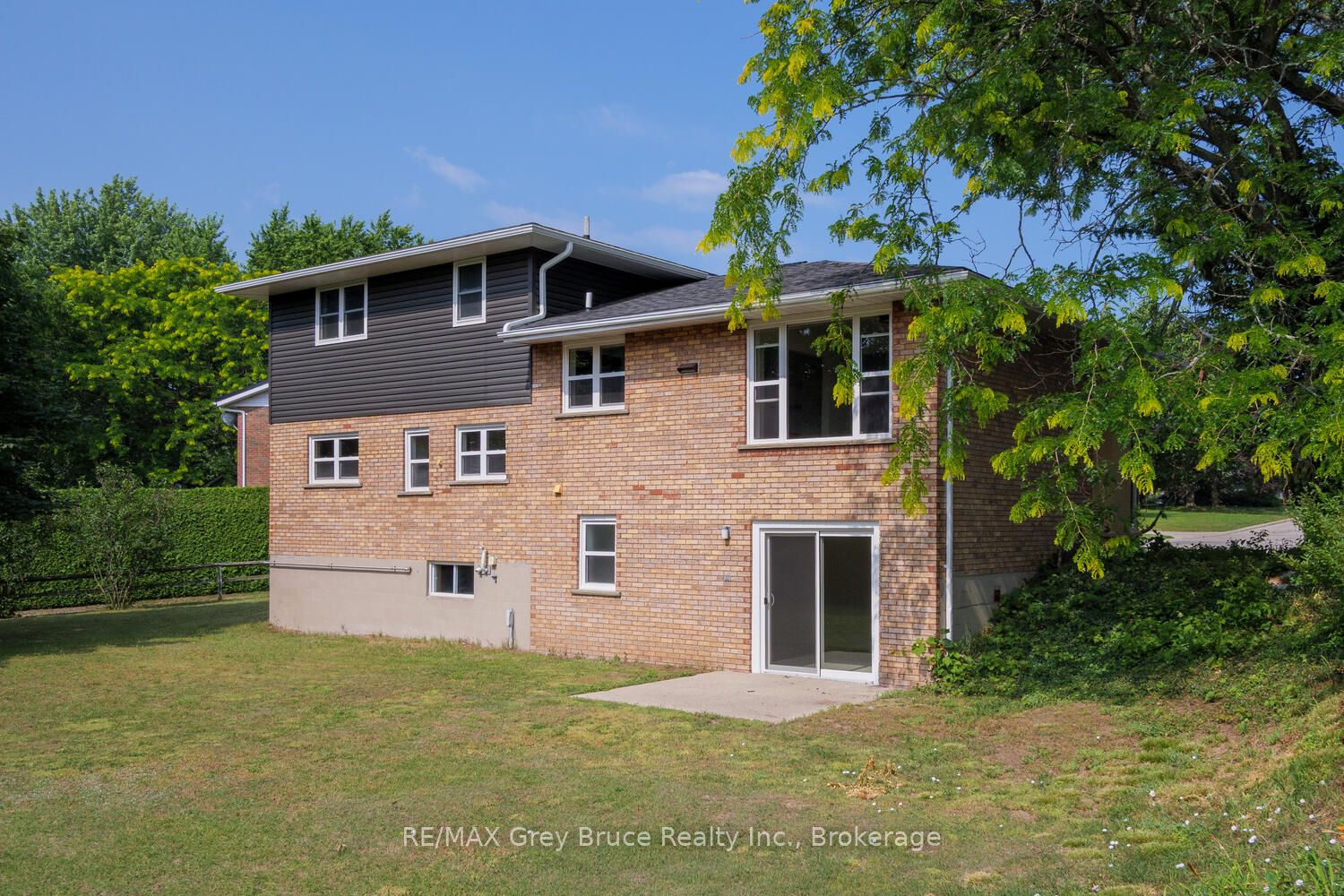 887 Nodwell Court Property Photo 16