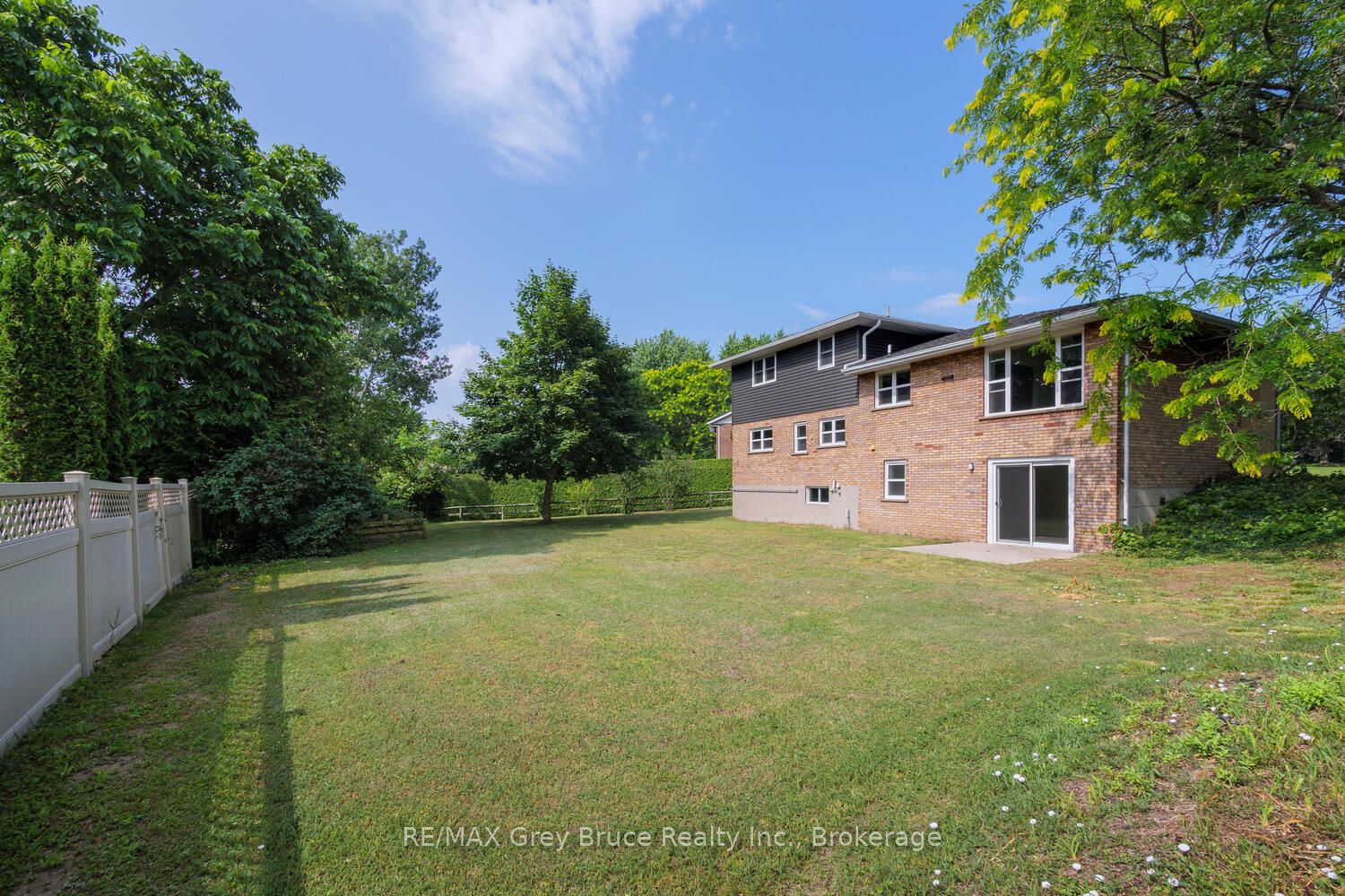 887 Nodwell Court Property Photo 17