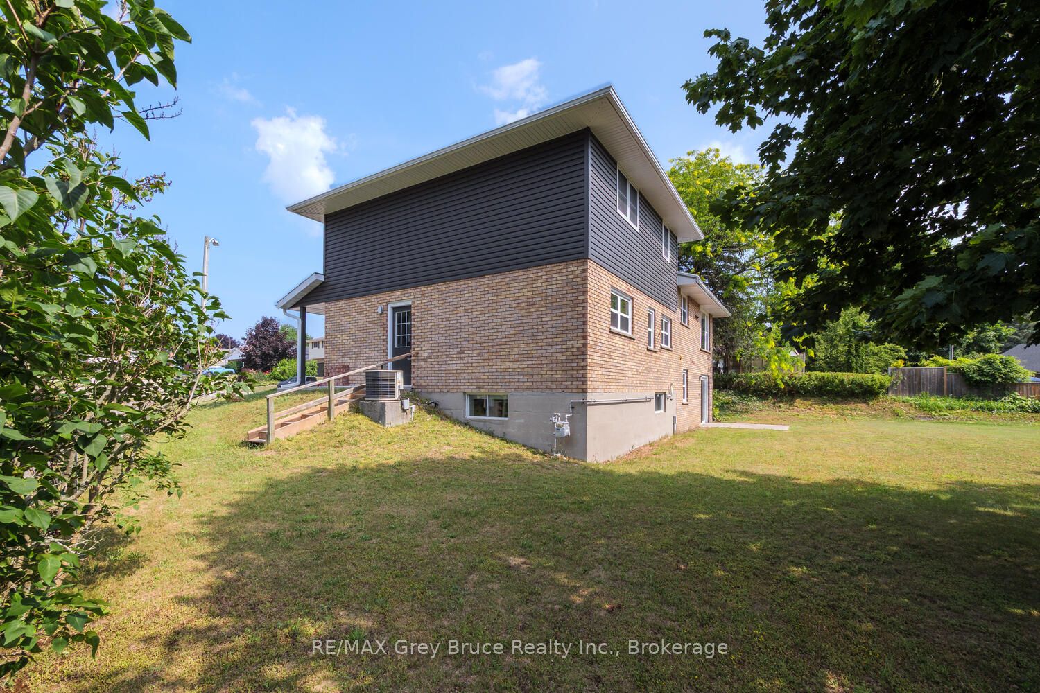 887 Nodwell Court Property Photo 18
