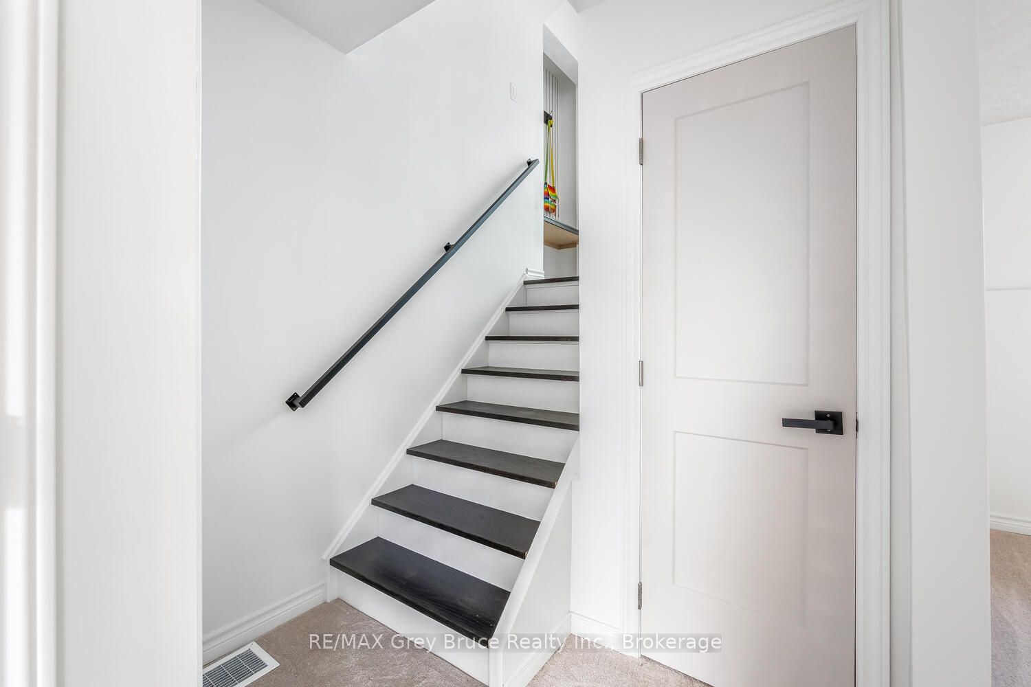 887 Nodwell Court Property Photo 24