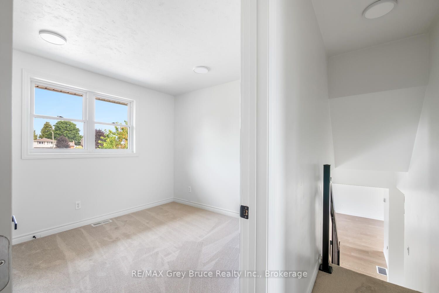 887 Nodwell Court Property Photo 25