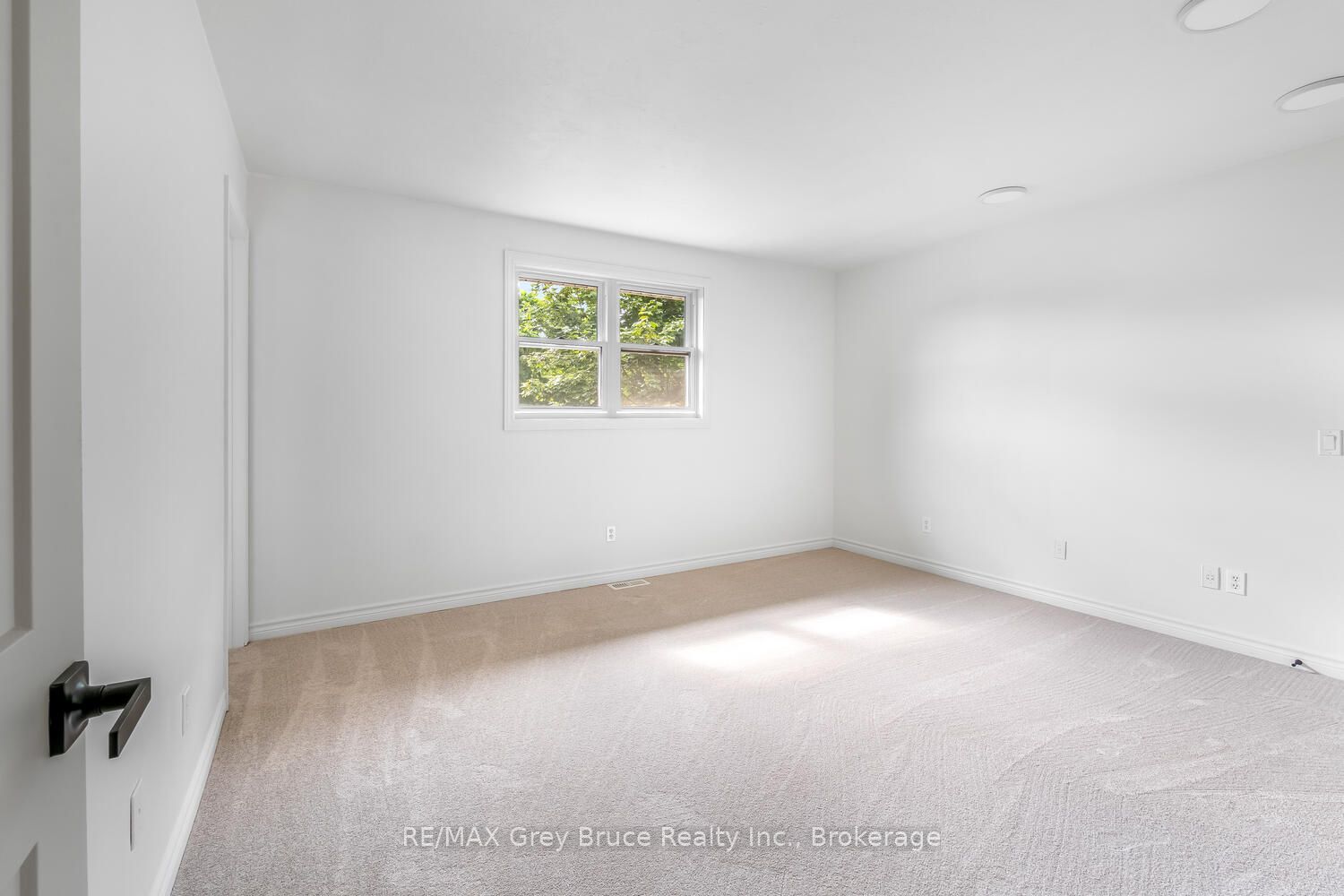 887 Nodwell Court Property Photo 26
