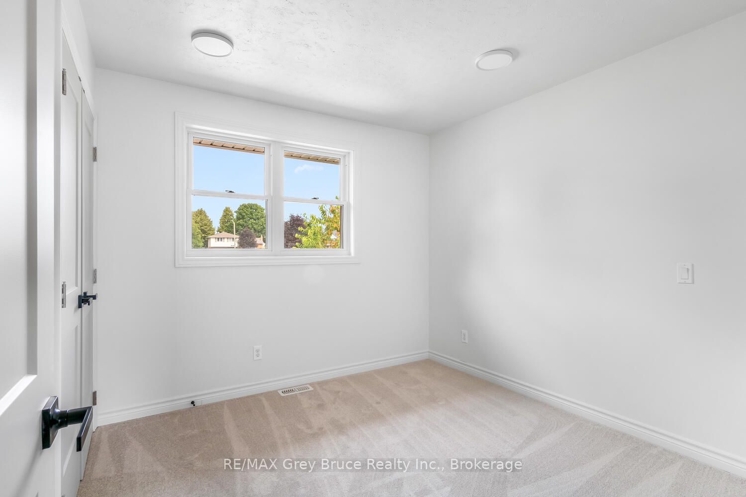 887 Nodwell Court Property Photo 27