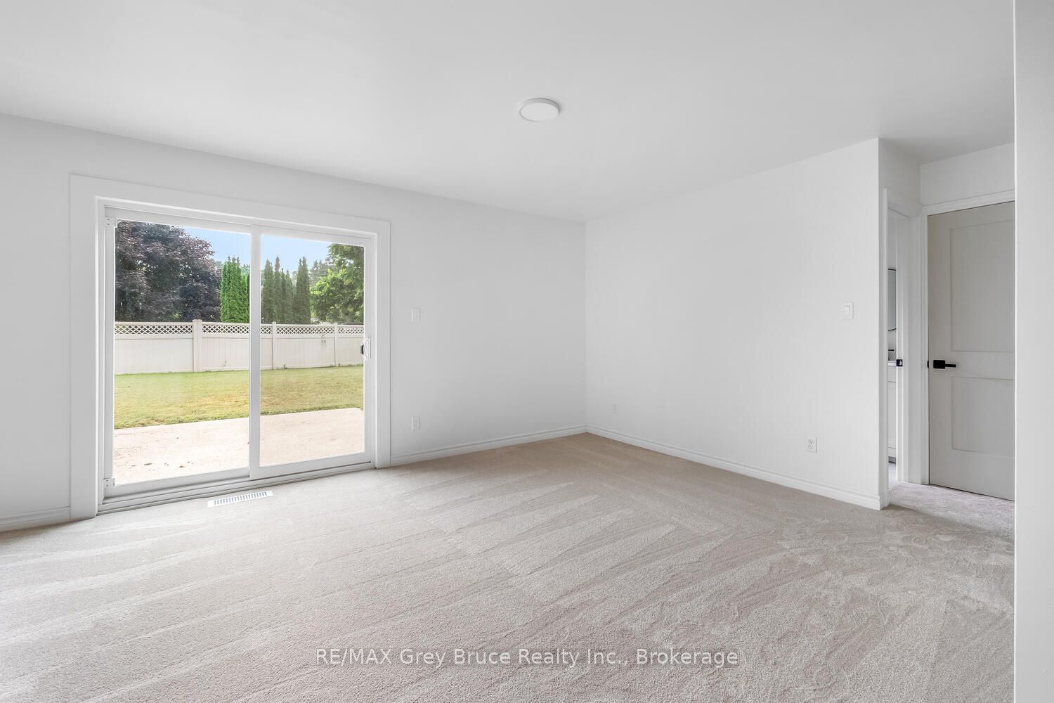 887 Nodwell Court Property Photo 31