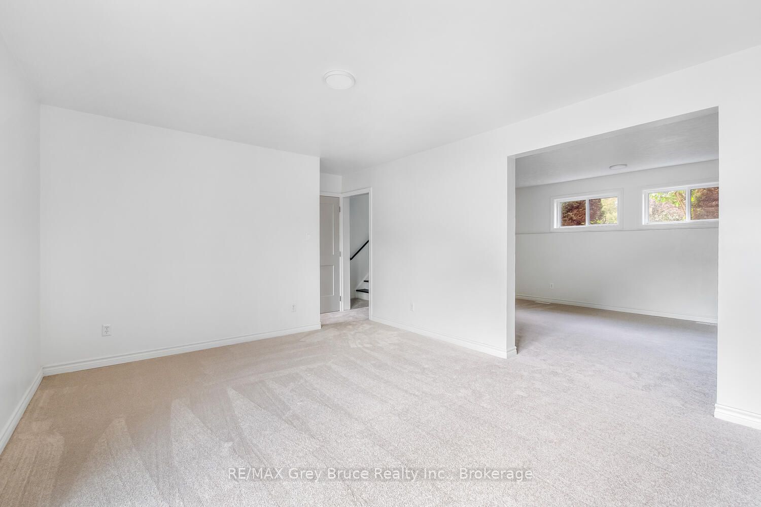 887 Nodwell Court Property Photo 32