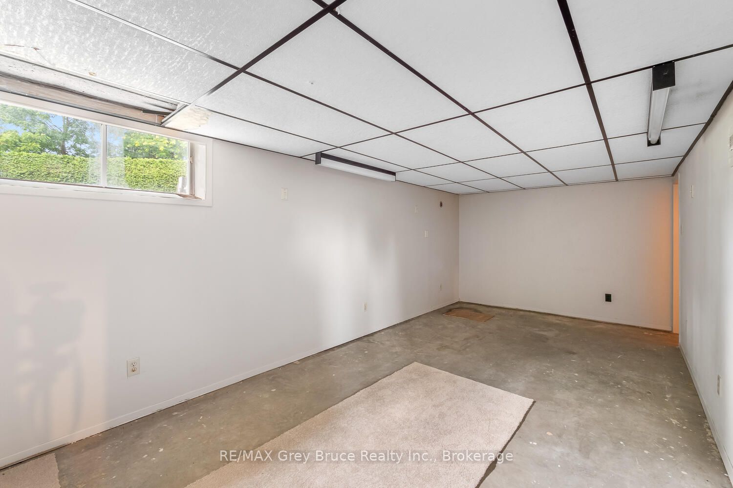 887 Nodwell Court Property Photo 34