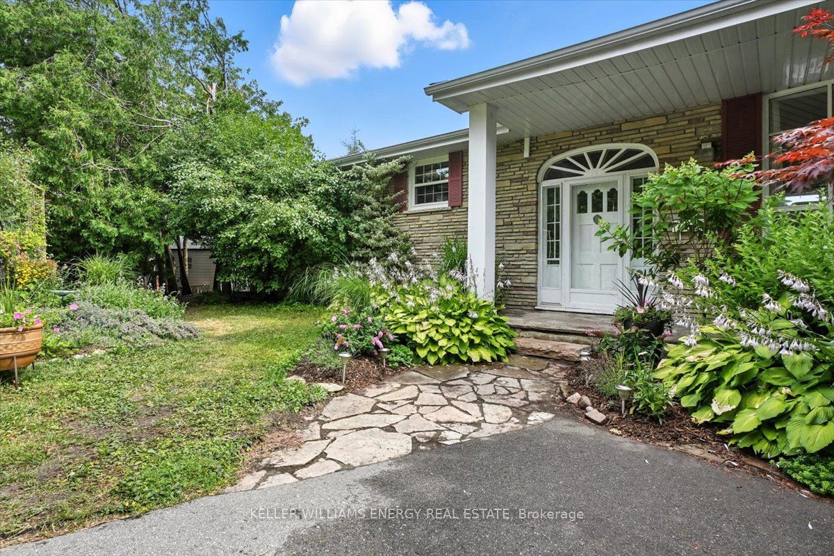 76 Maple Crescent Property Photo 1