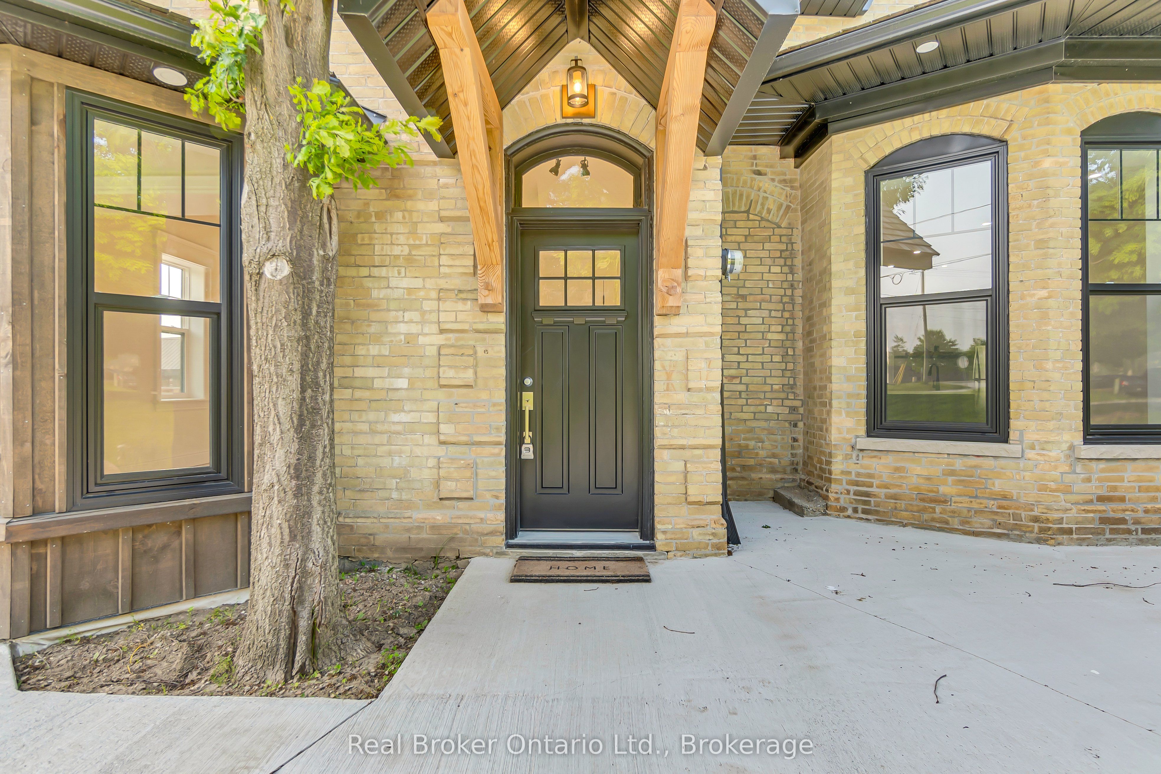 16 Hillcrest St W Property Photo 1