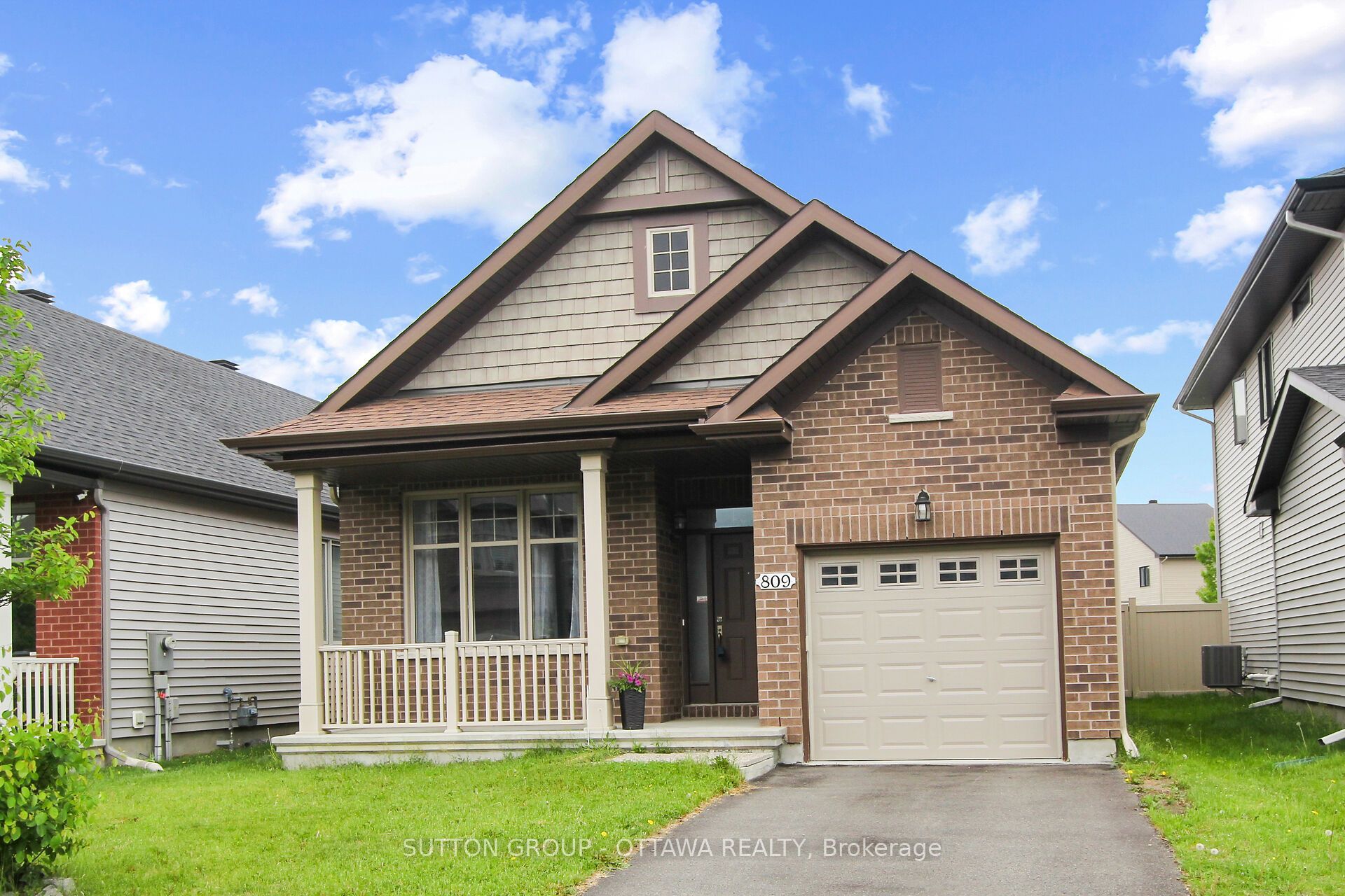 809 Carnelian Crescent Property Photo 2