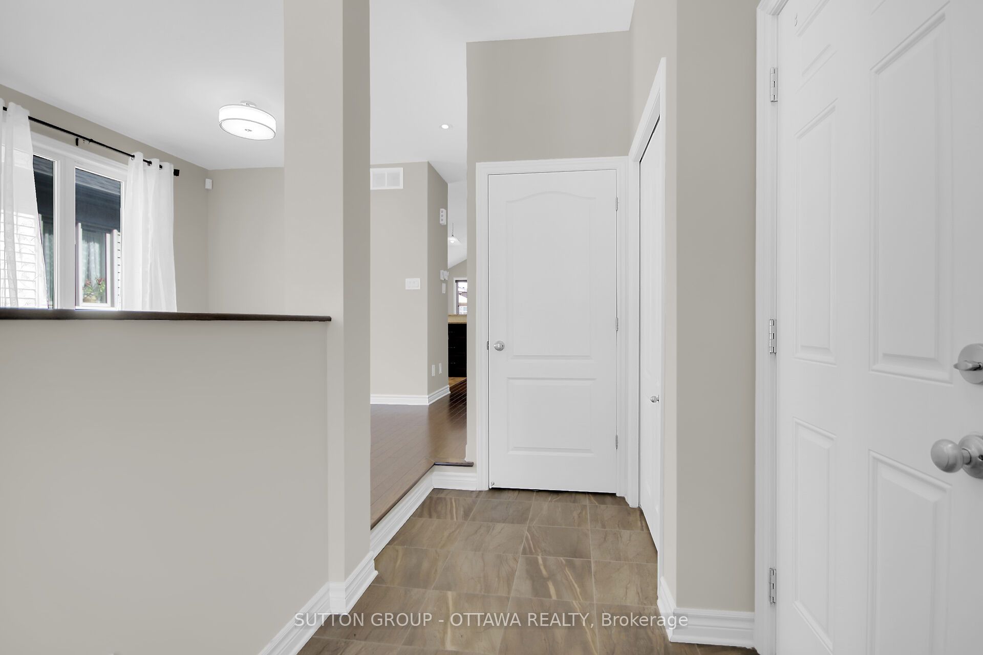 809 Carnelian Crescent Property Photo 4