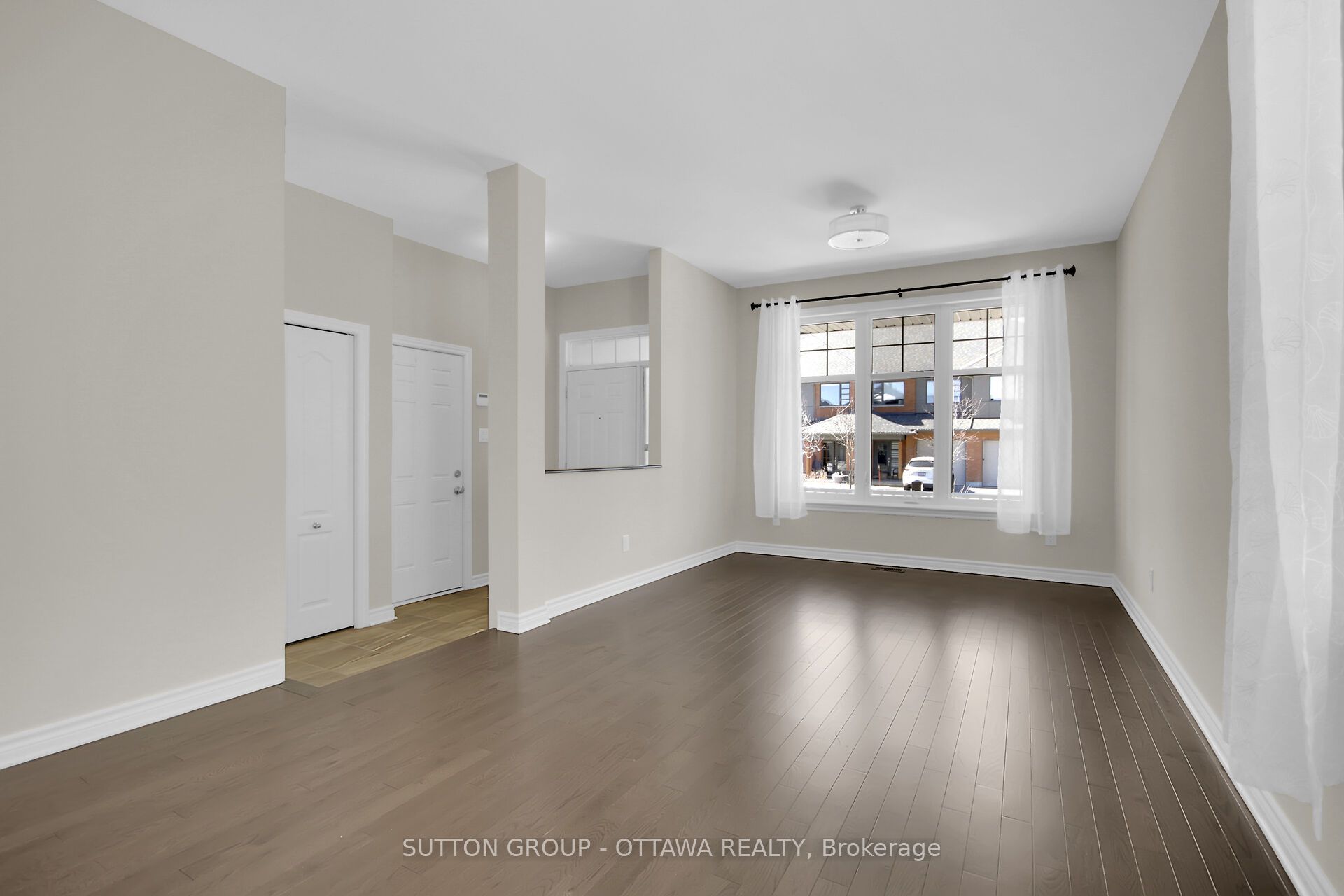 809 Carnelian Crescent Property Photo 5