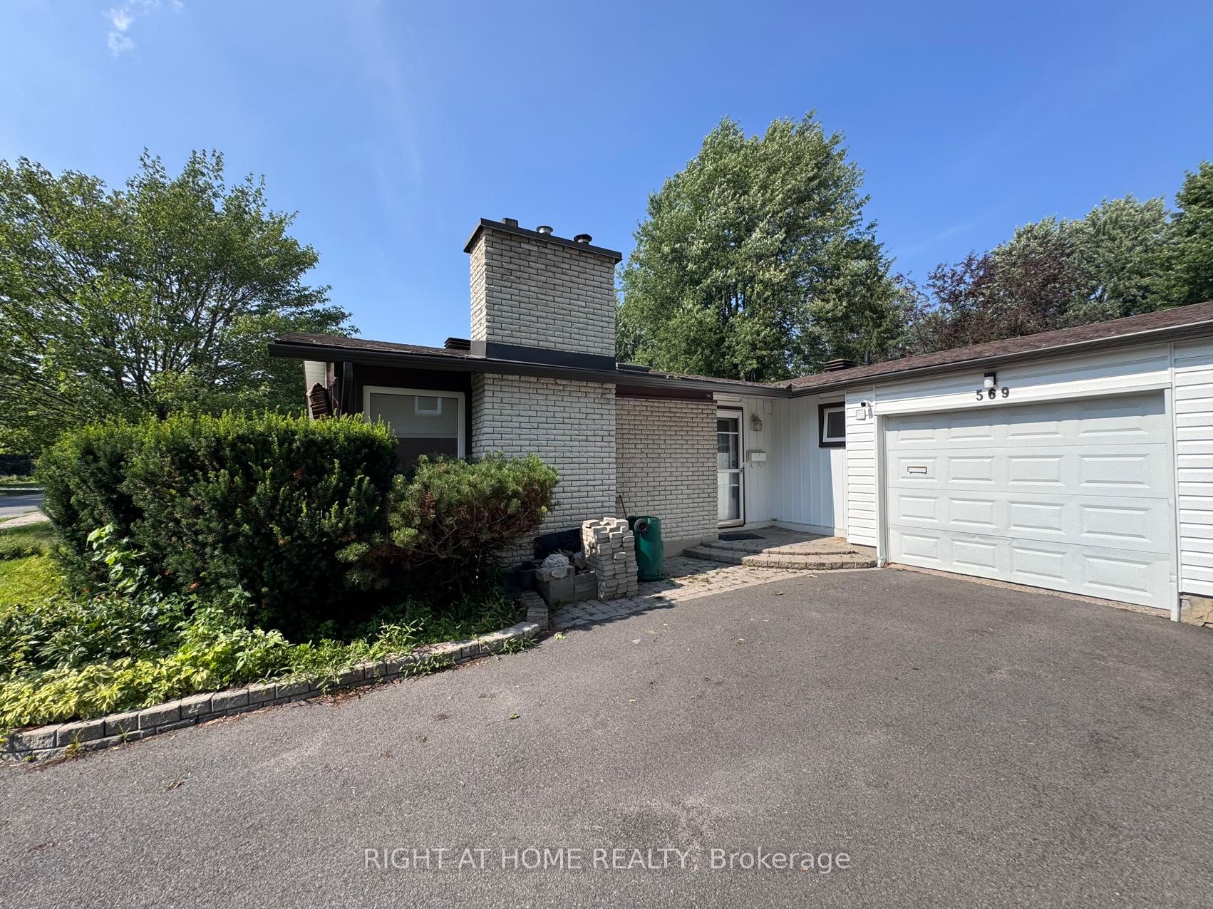 569 La Vérendrye Drive Property Photo 1