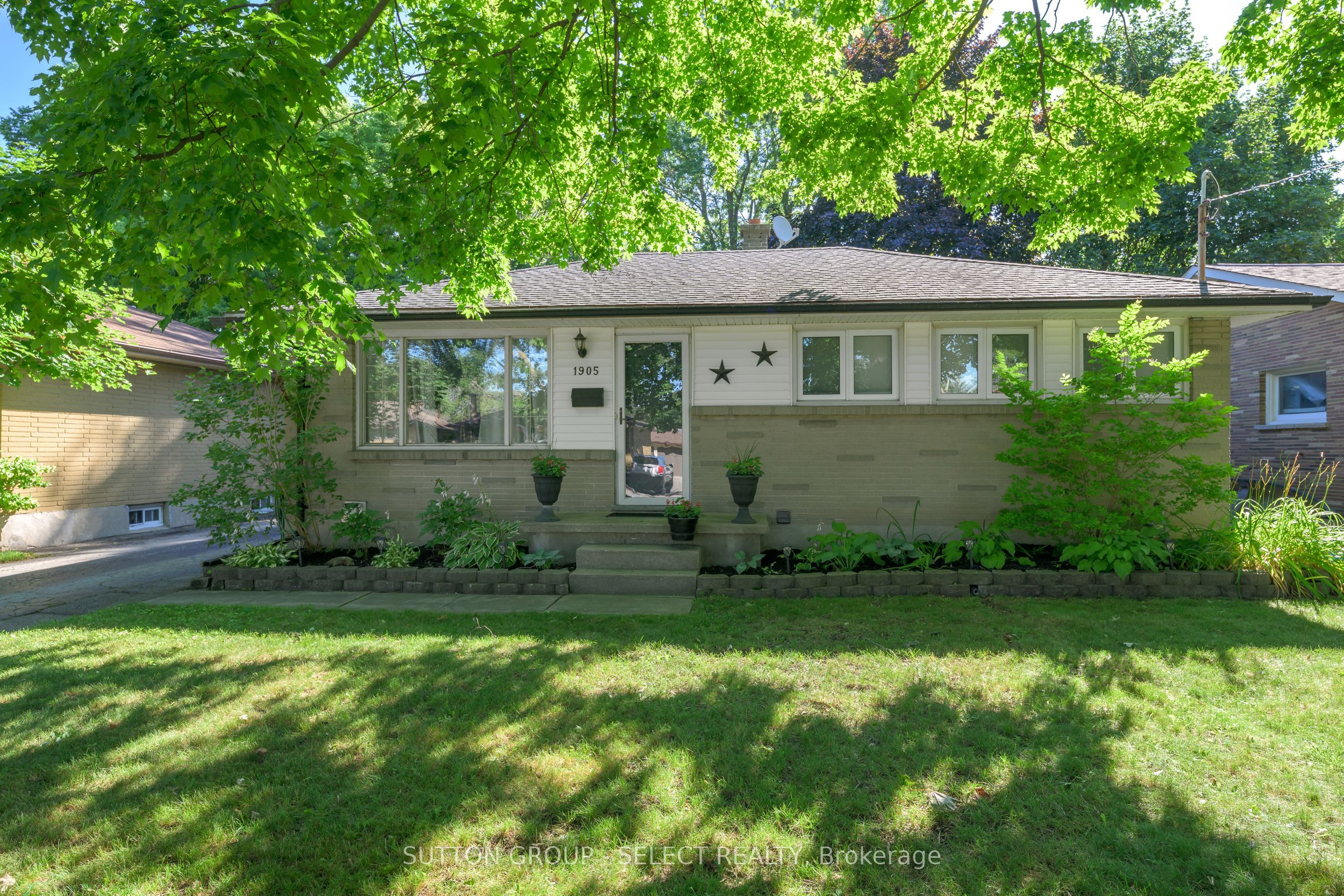 1905 Crystal Crescent Property Photo 1