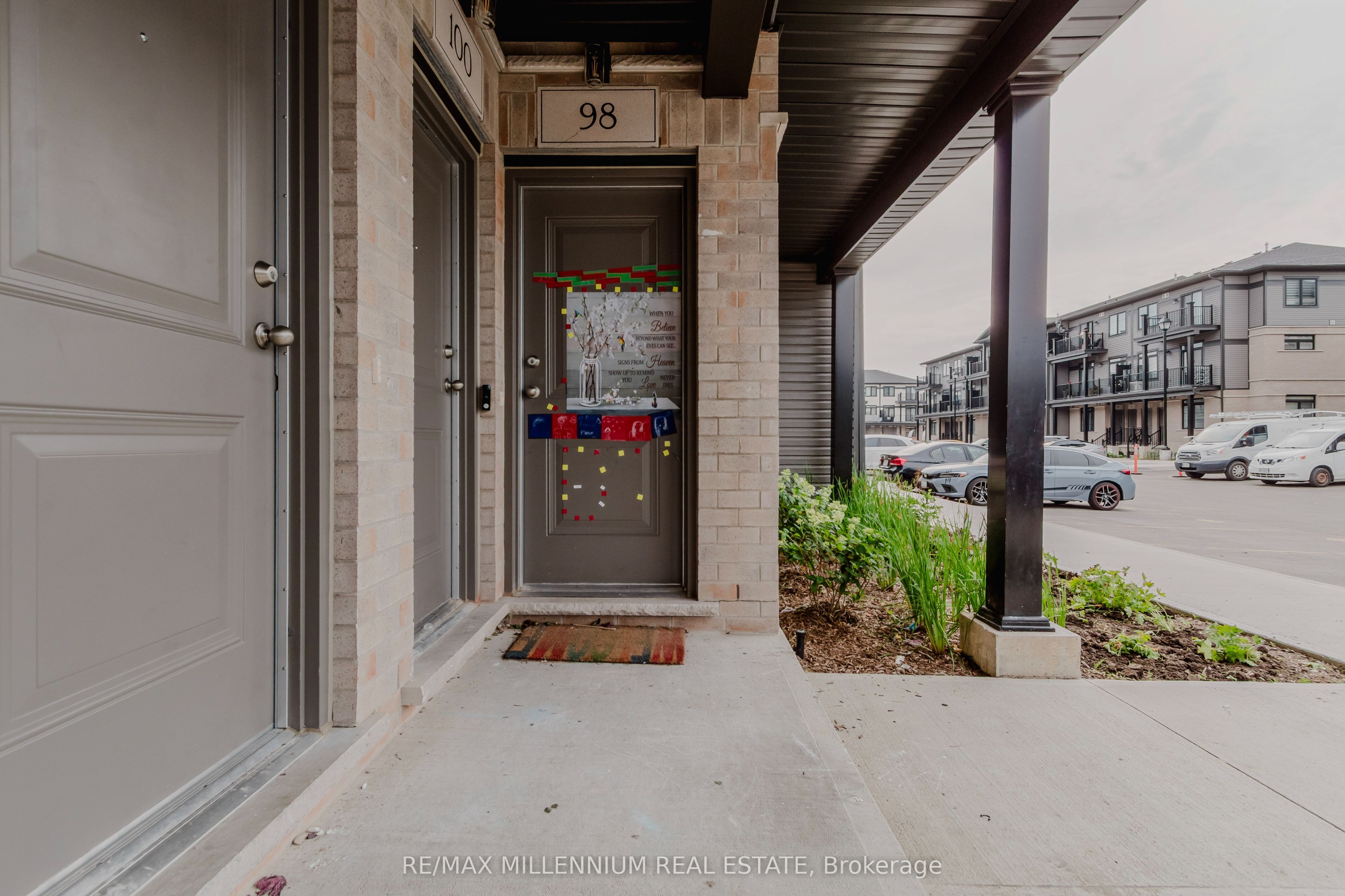 98 Lomond Lane N Property Photo 4