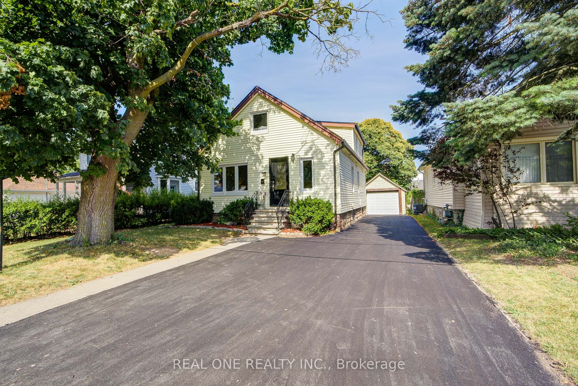 4052 St James Ave Property Photo 1