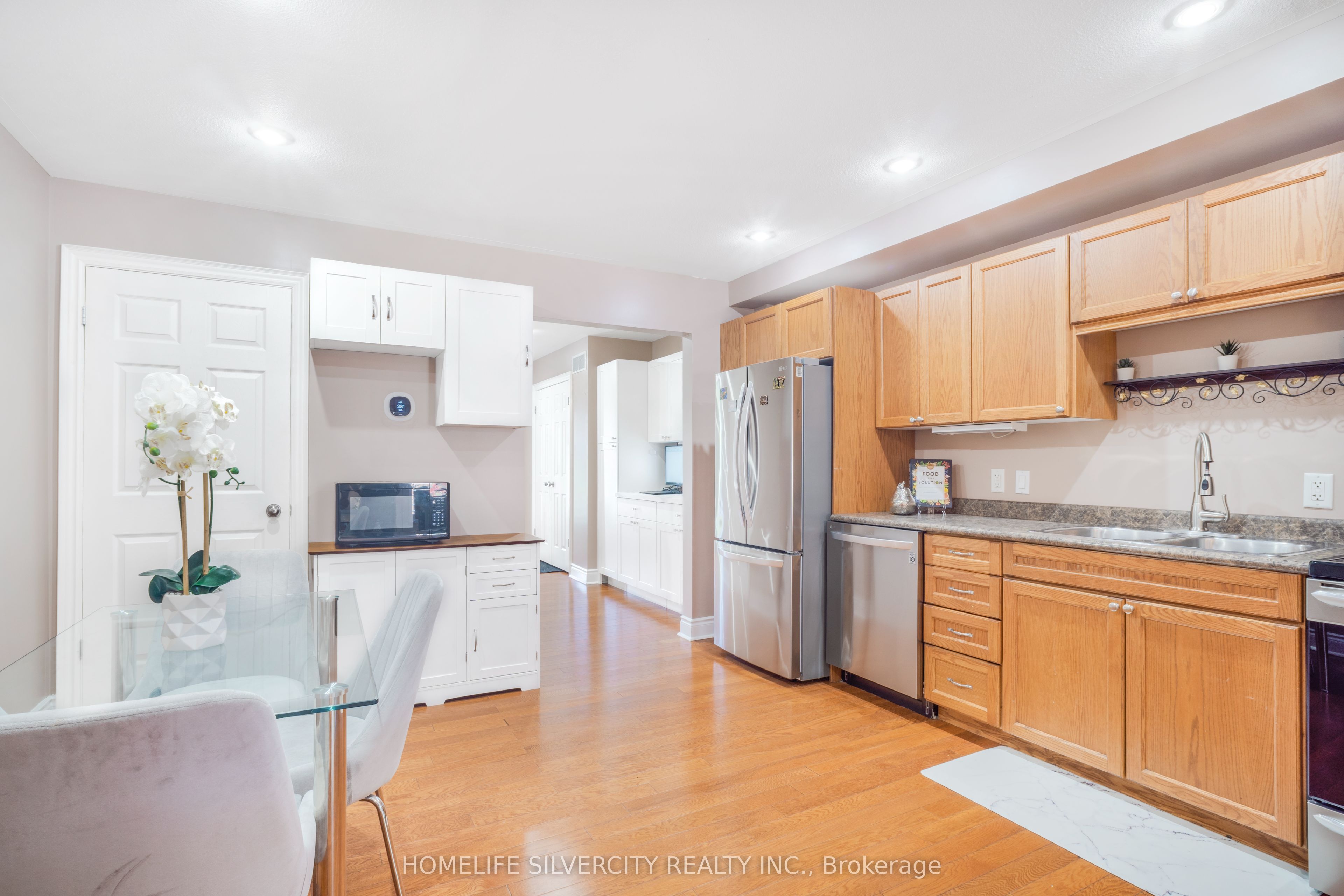 27 Ormond Street N Property Photo 4