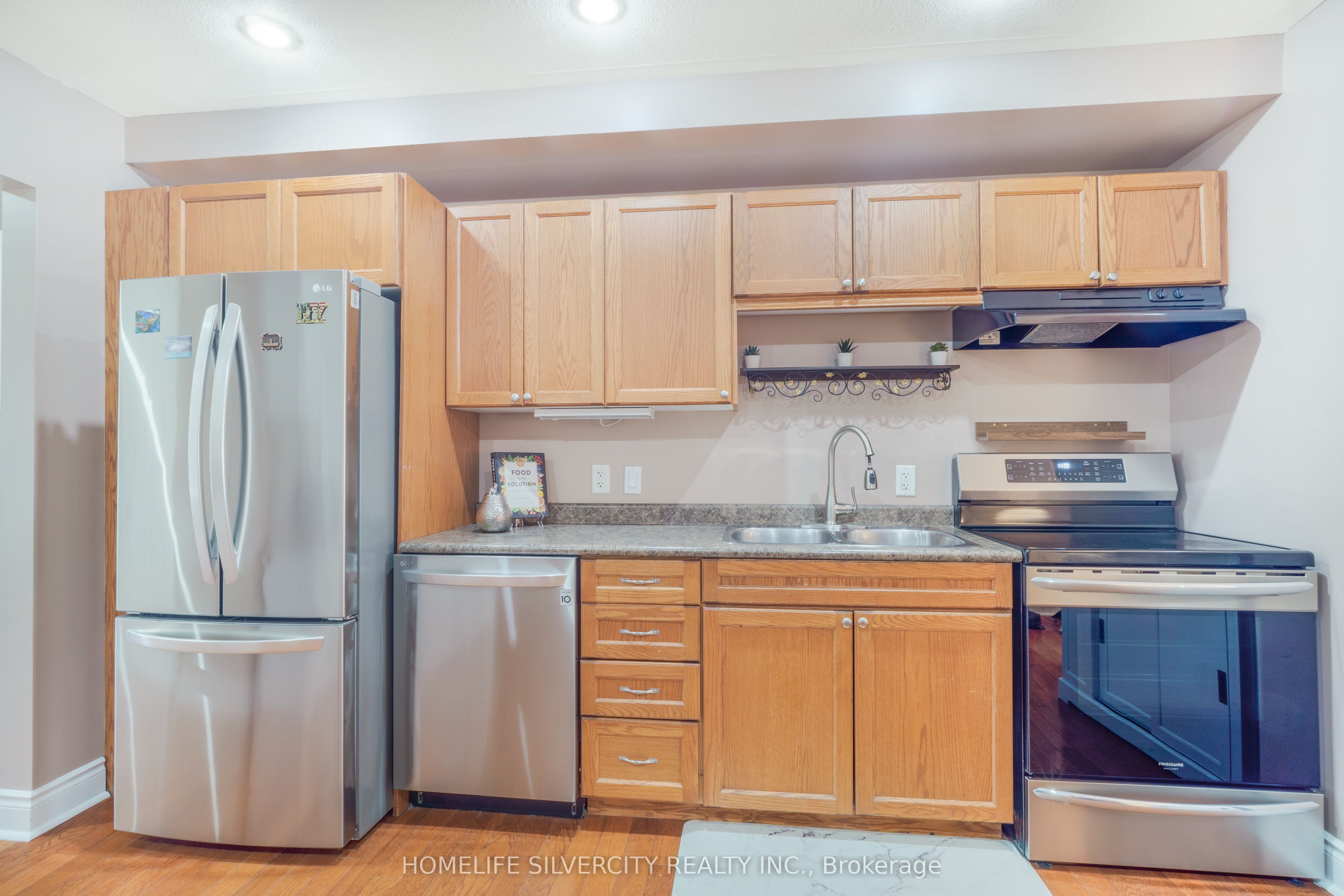 27 Ormond Street N Property Photo 5
