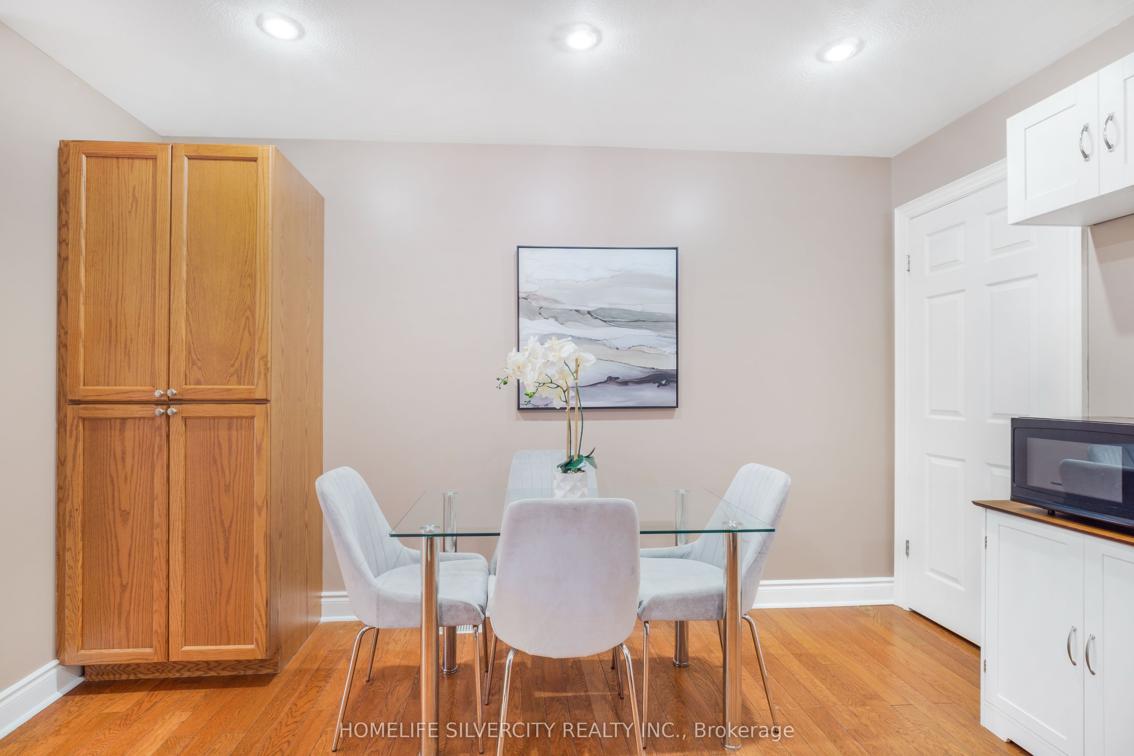 27 Ormond Street N Property Photo 6