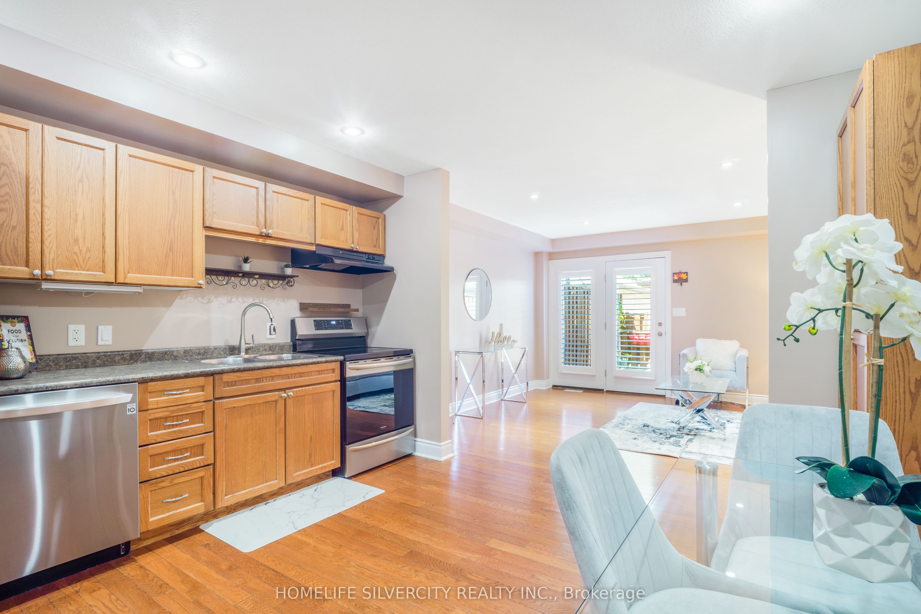 27 Ormond Street N Property Photo 11