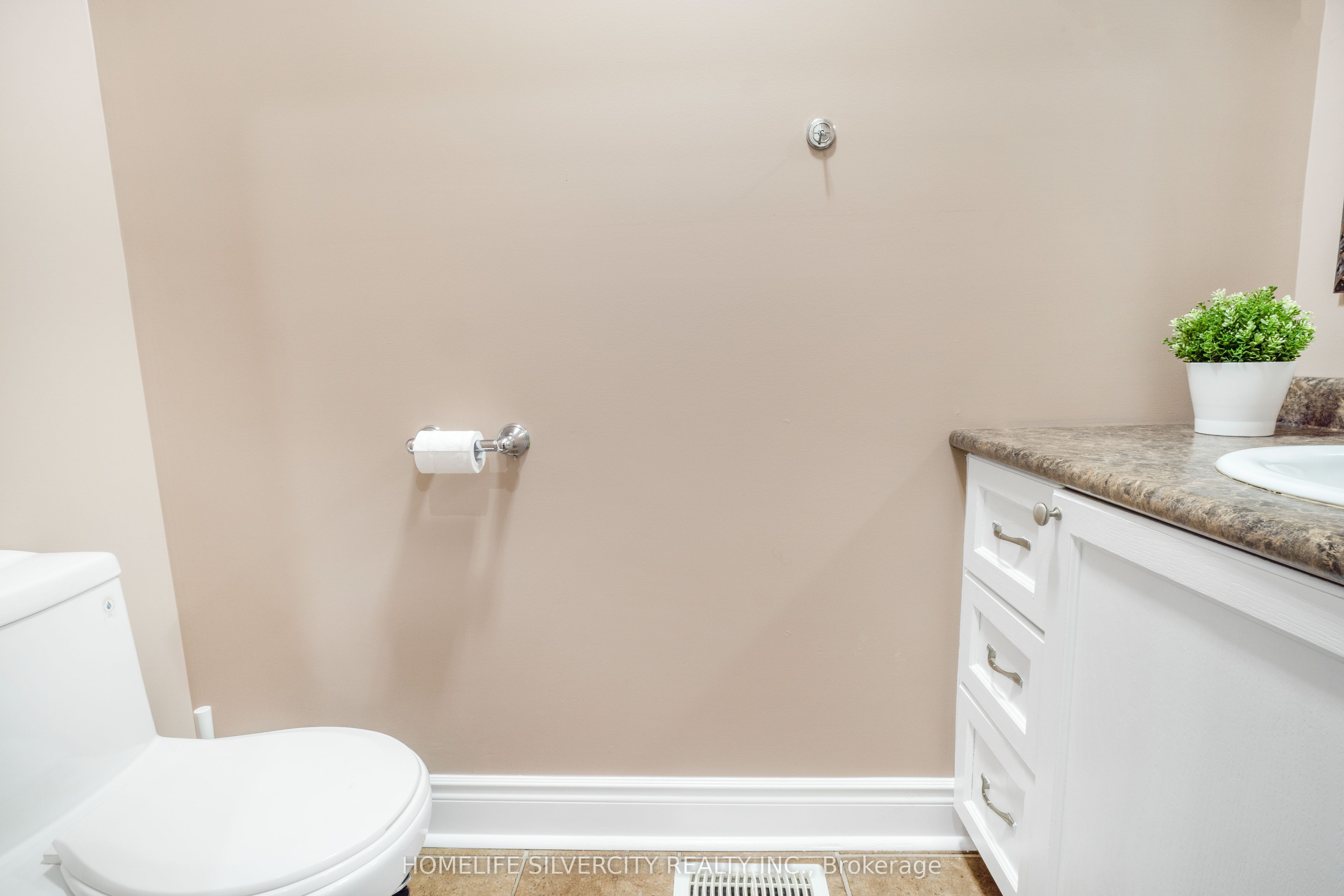27 Ormond Street N Property Photo 16