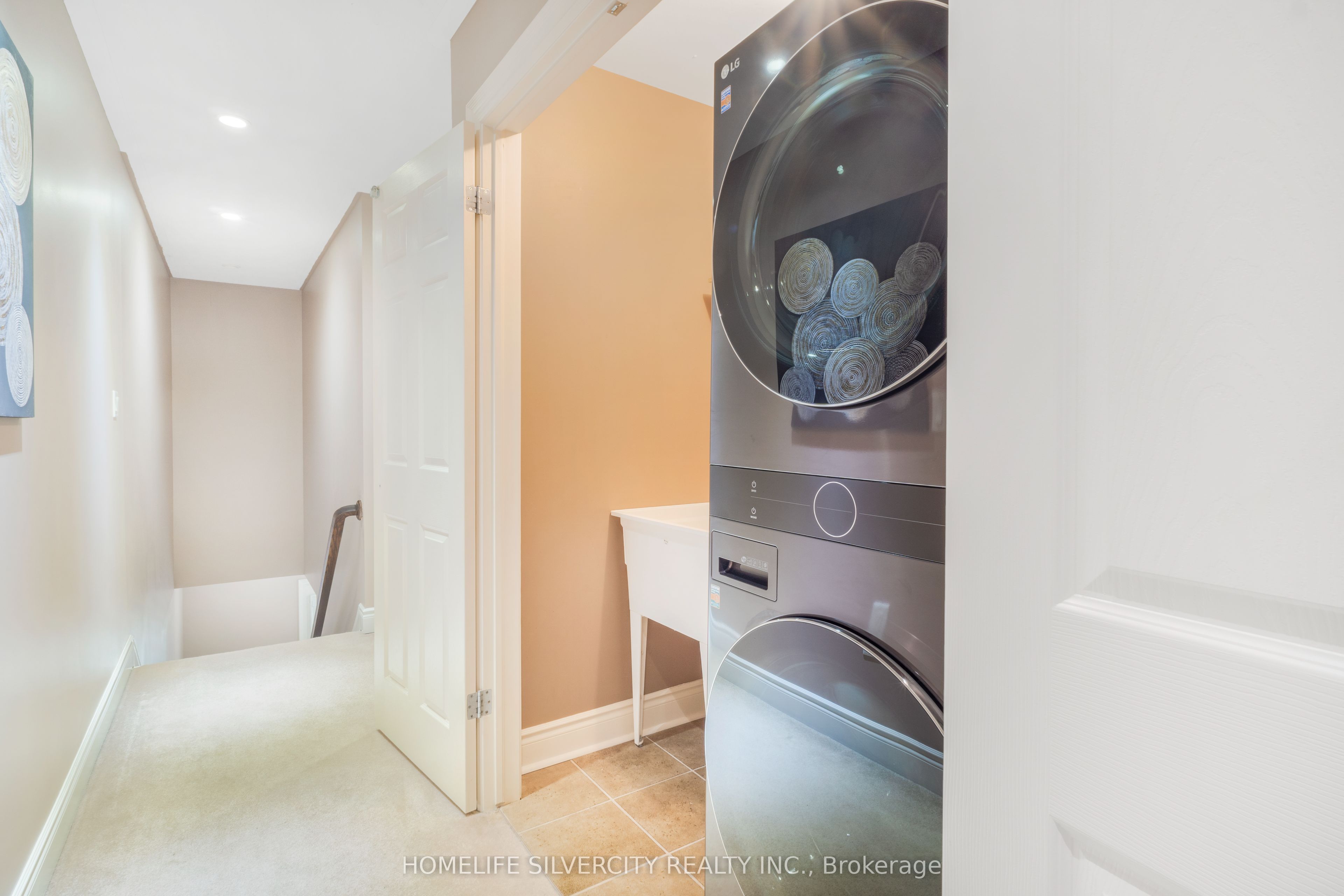 27 Ormond Street N Property Photo 19