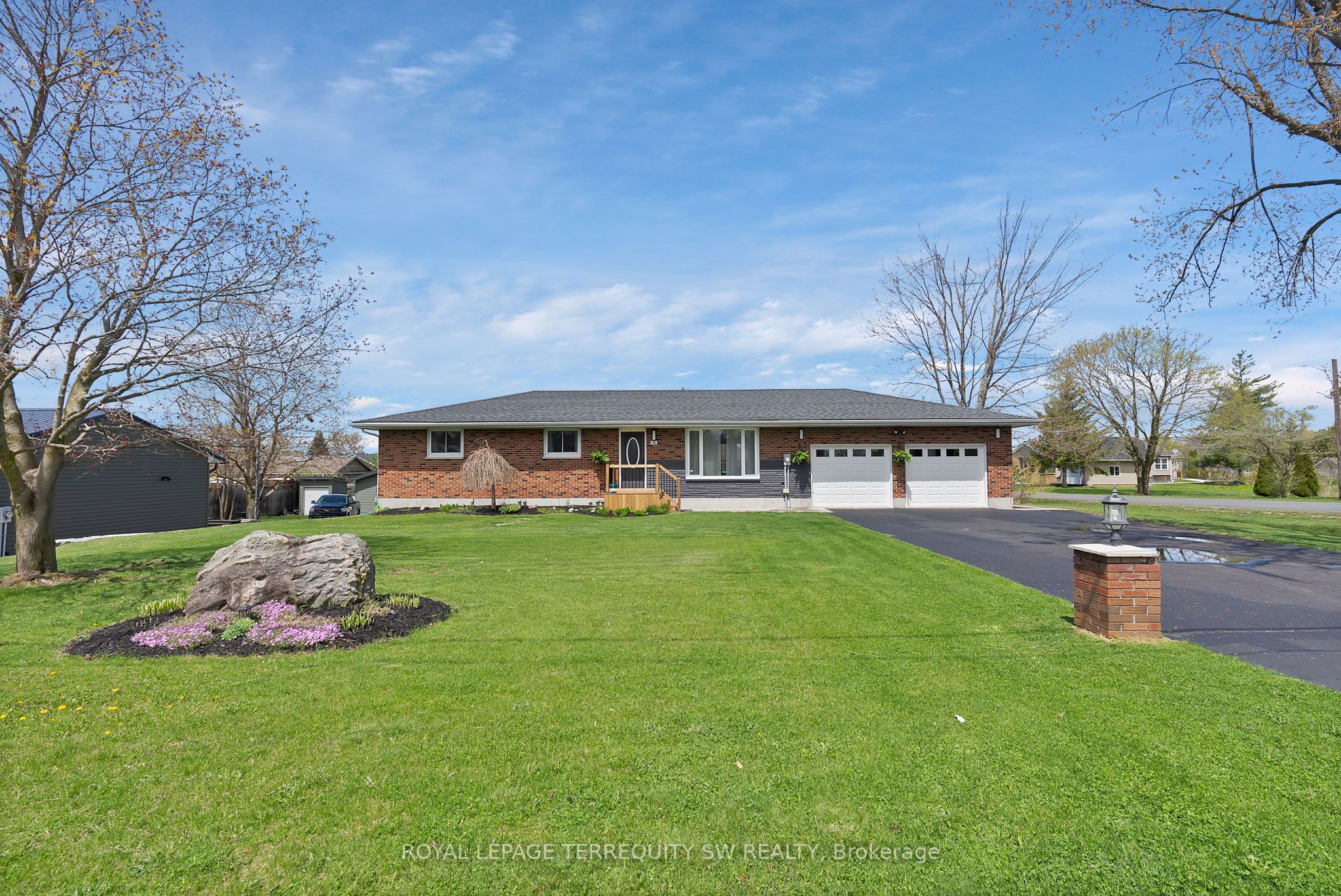 35 Queen St W Property Photo 1