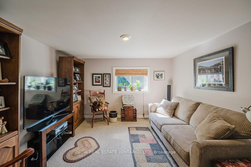 9450 Longwoods Road Property Photo 6