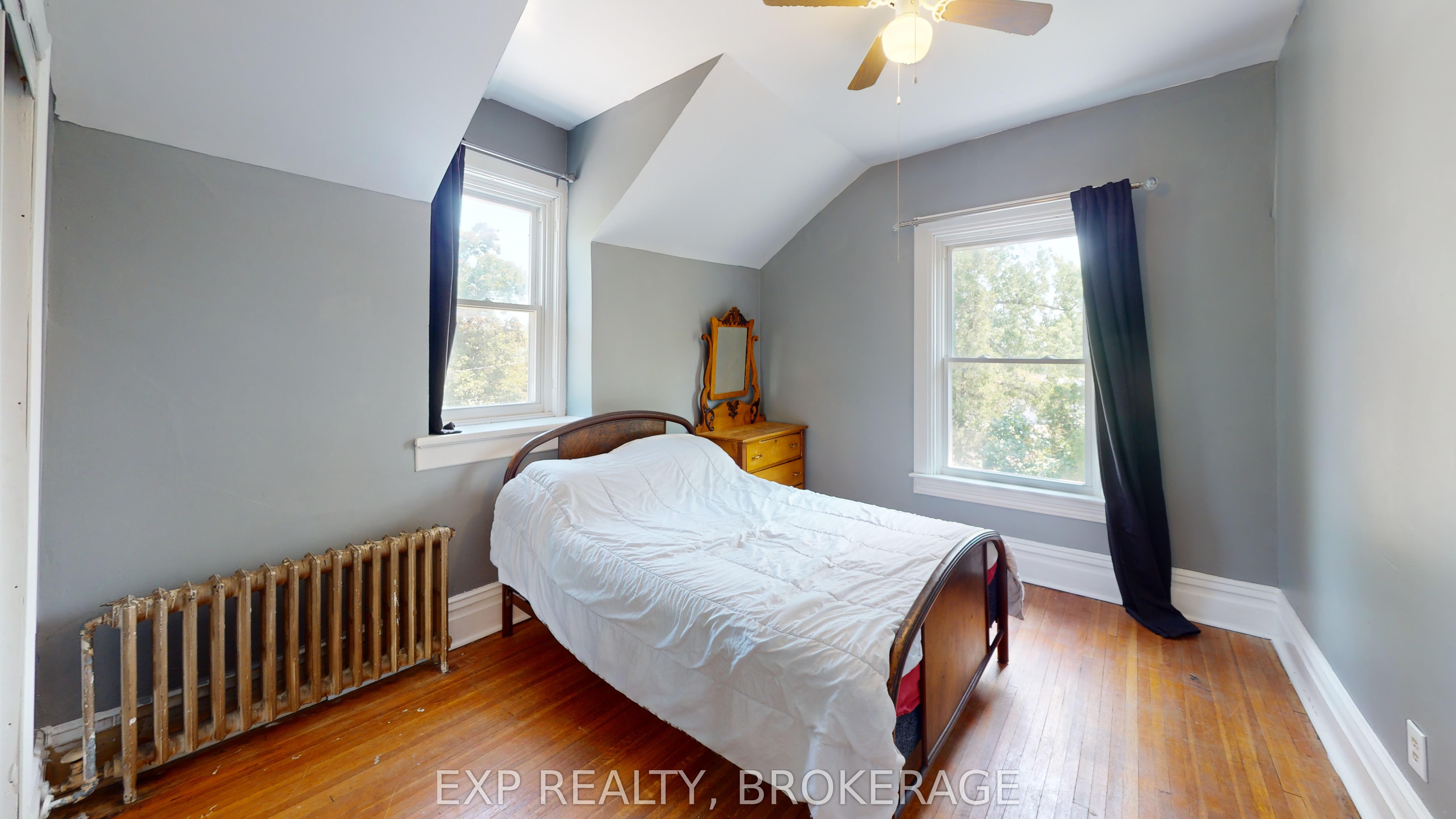 129 Dundas Street Property Photo 33