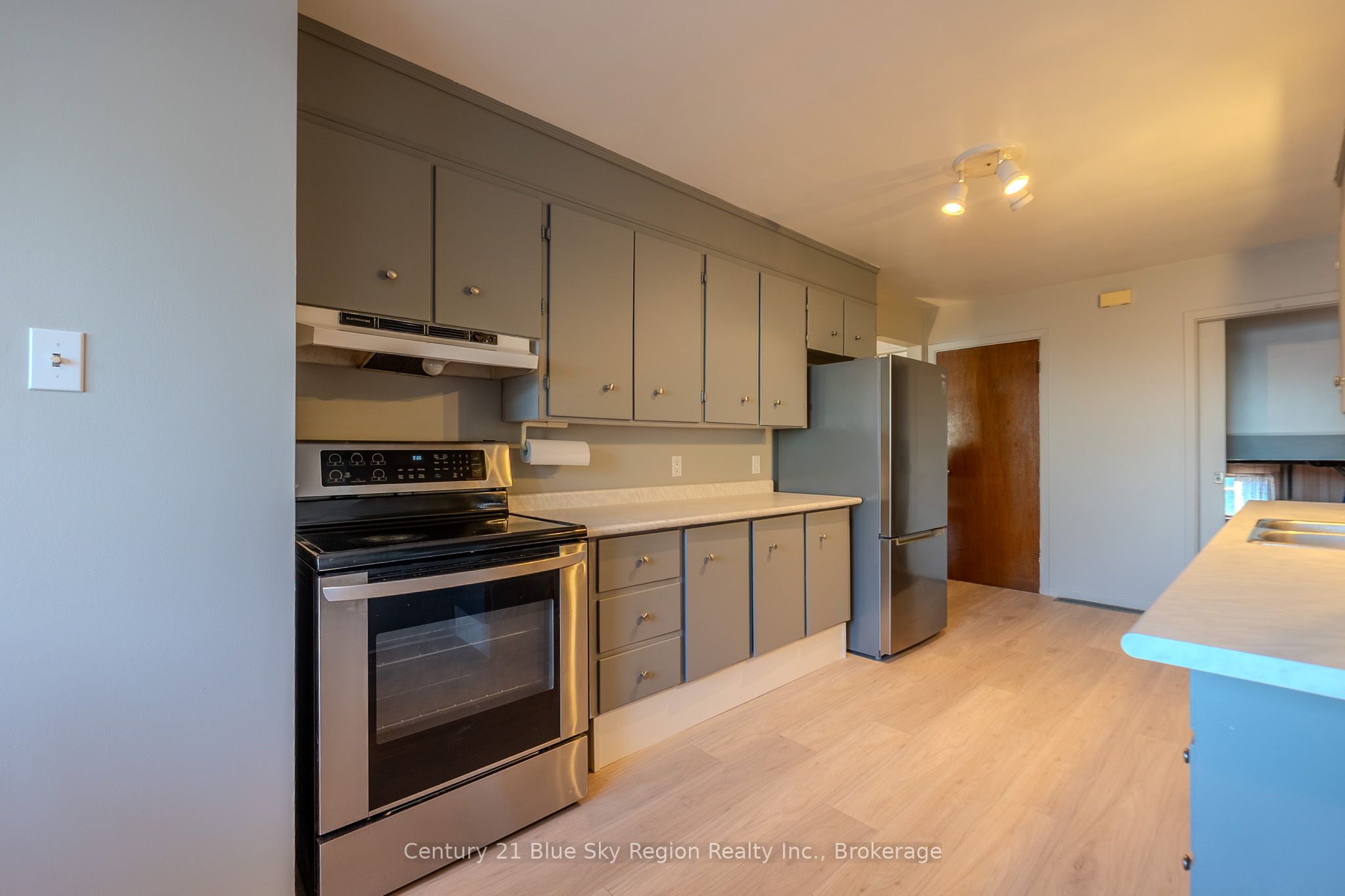 994 Premier Road Property Photo 11