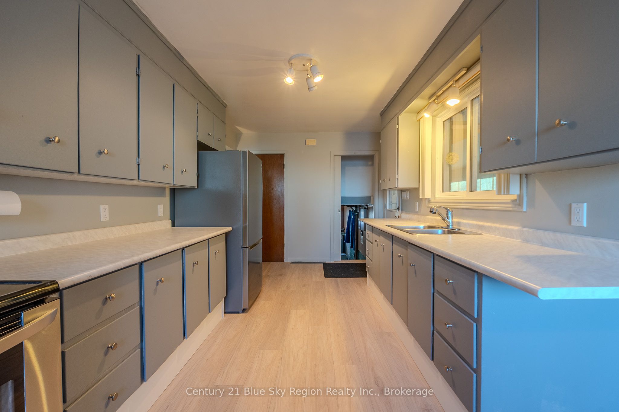 994 Premier Road Property Photo 12