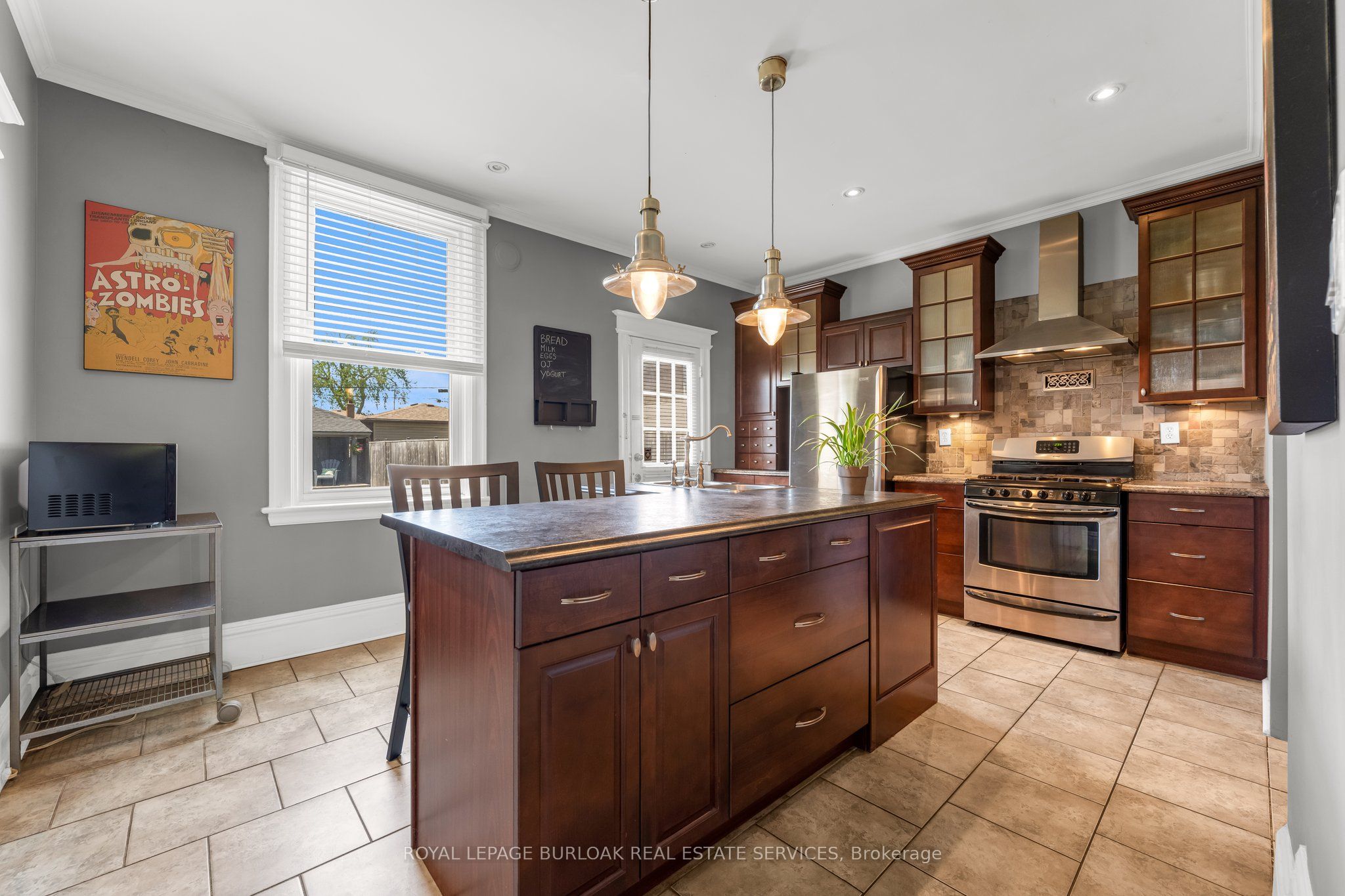187 Victoria Avenue N Property Photo 8