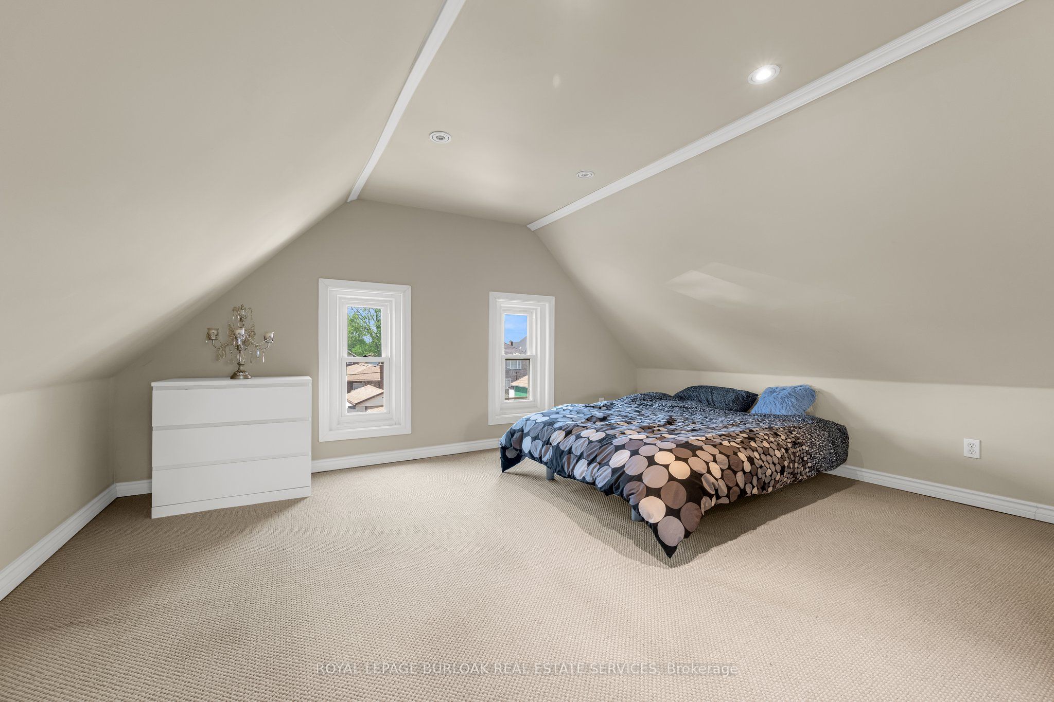 187 Victoria Avenue N Property Photo 22