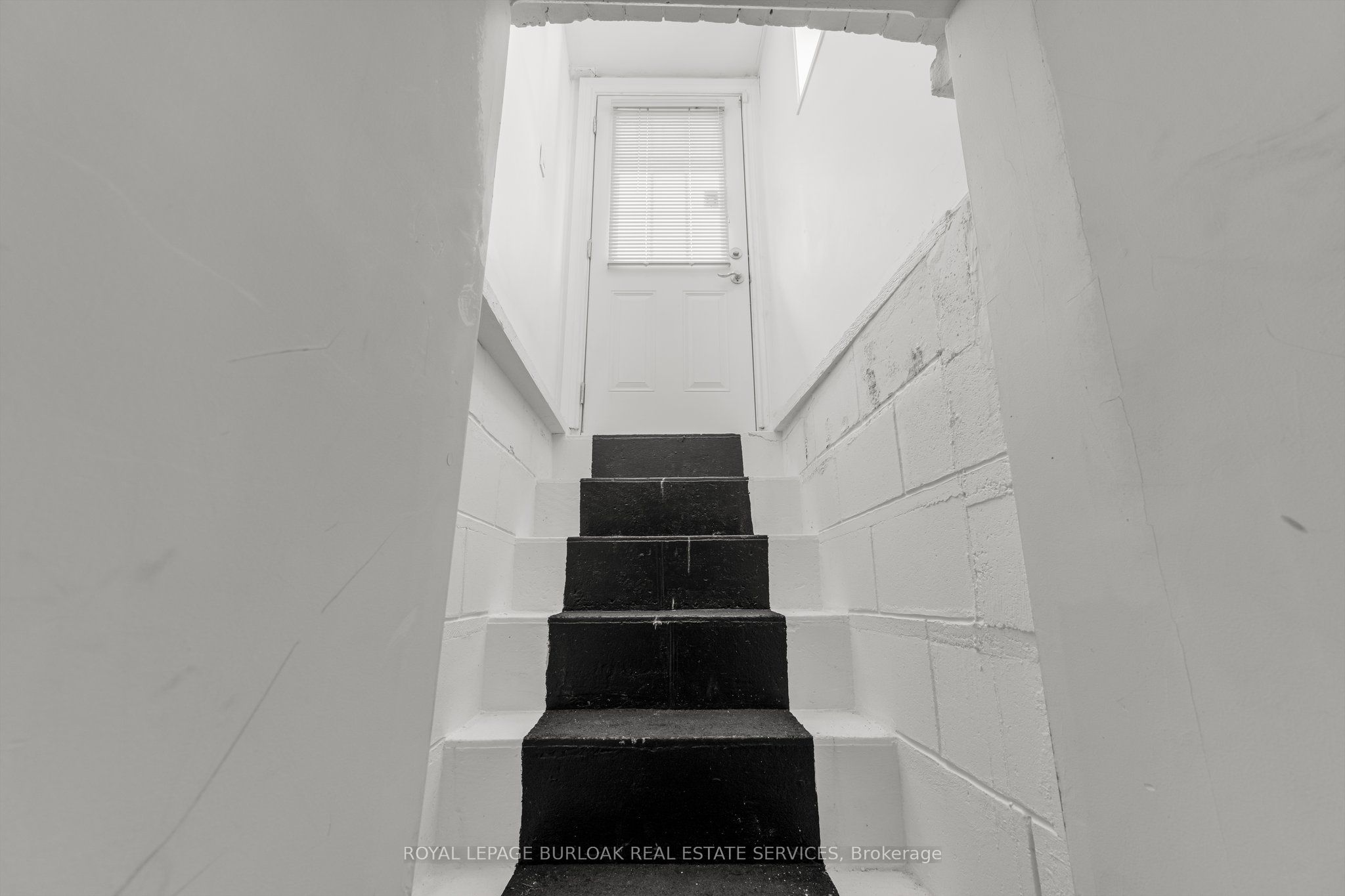 187 Victoria Avenue N Property Photo 27