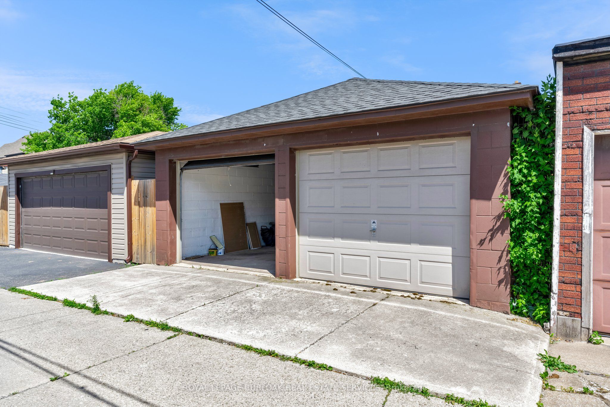 187 Victoria Avenue N Property Photo 33