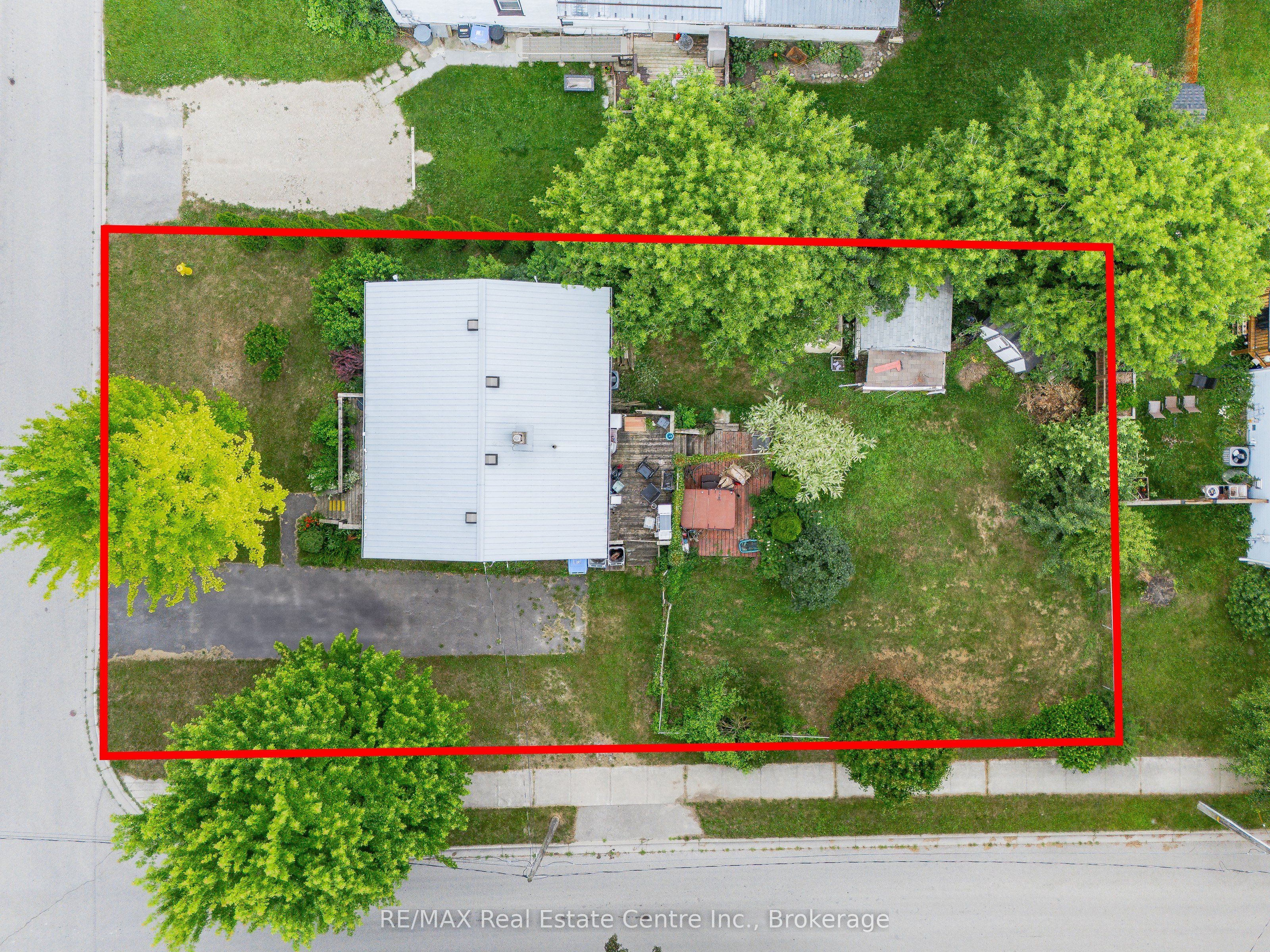 585 Richmond Avenue N Property Photo 1