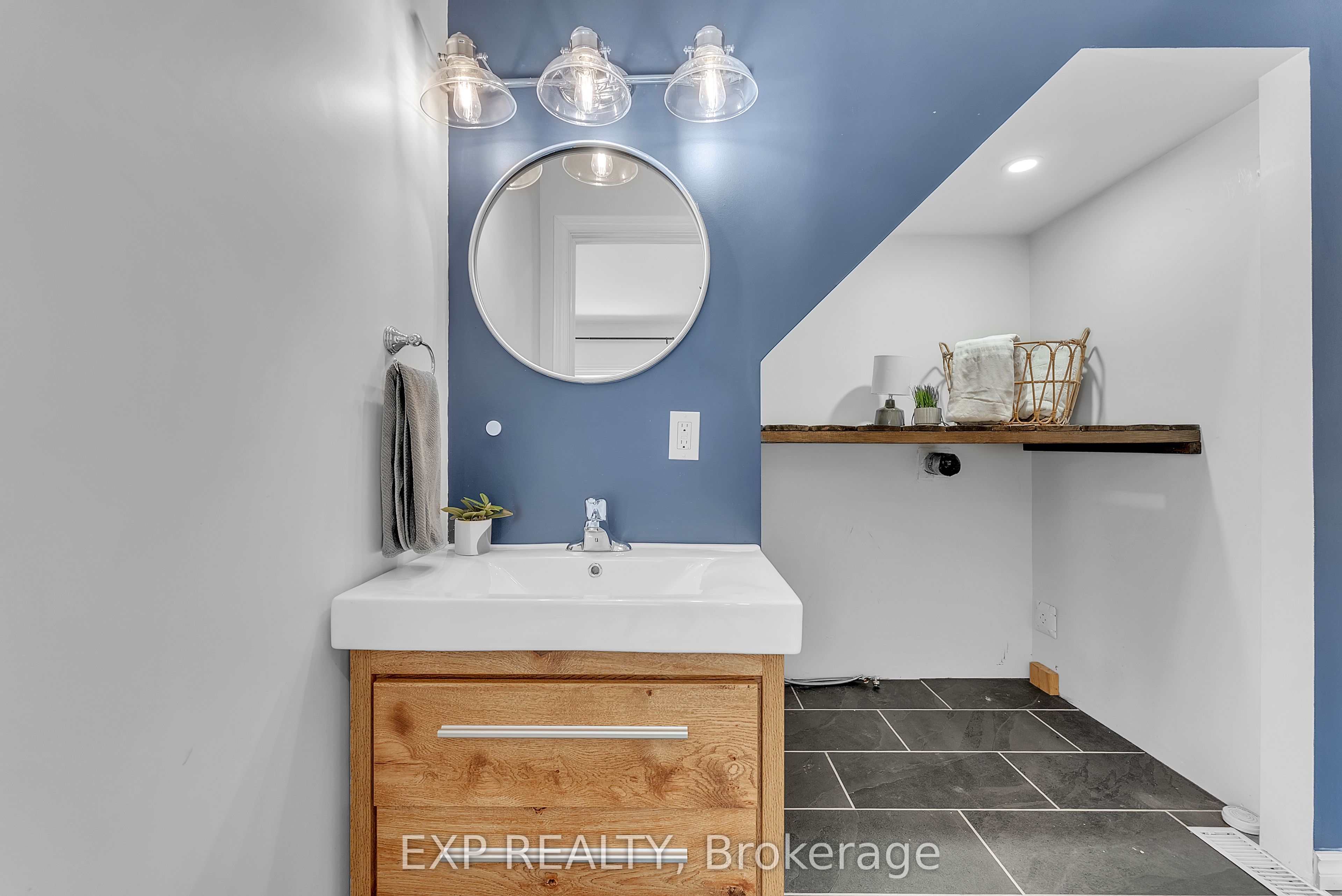 163 Queen Street Property Photo 12