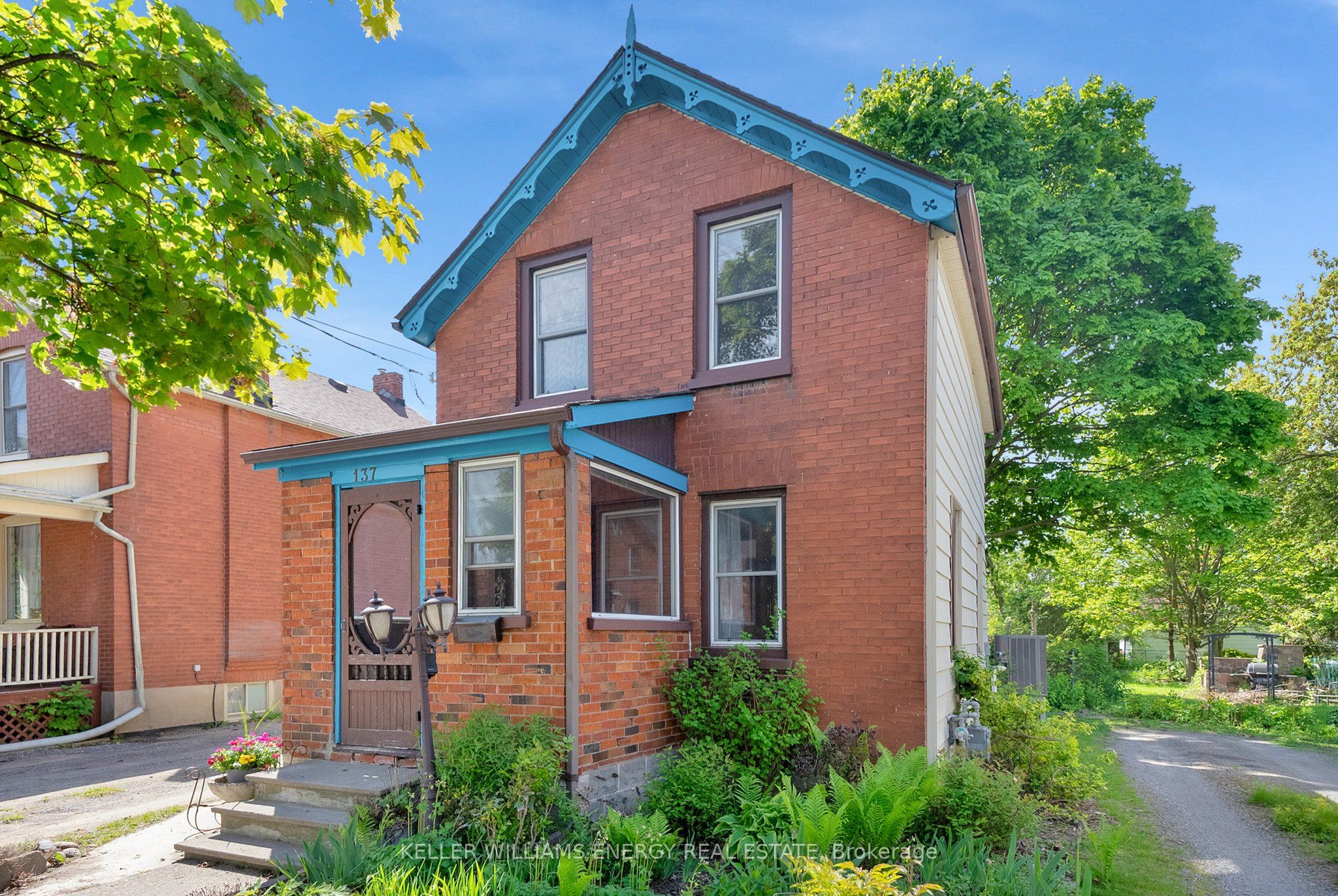 137 University Avenue W Property Photo 1