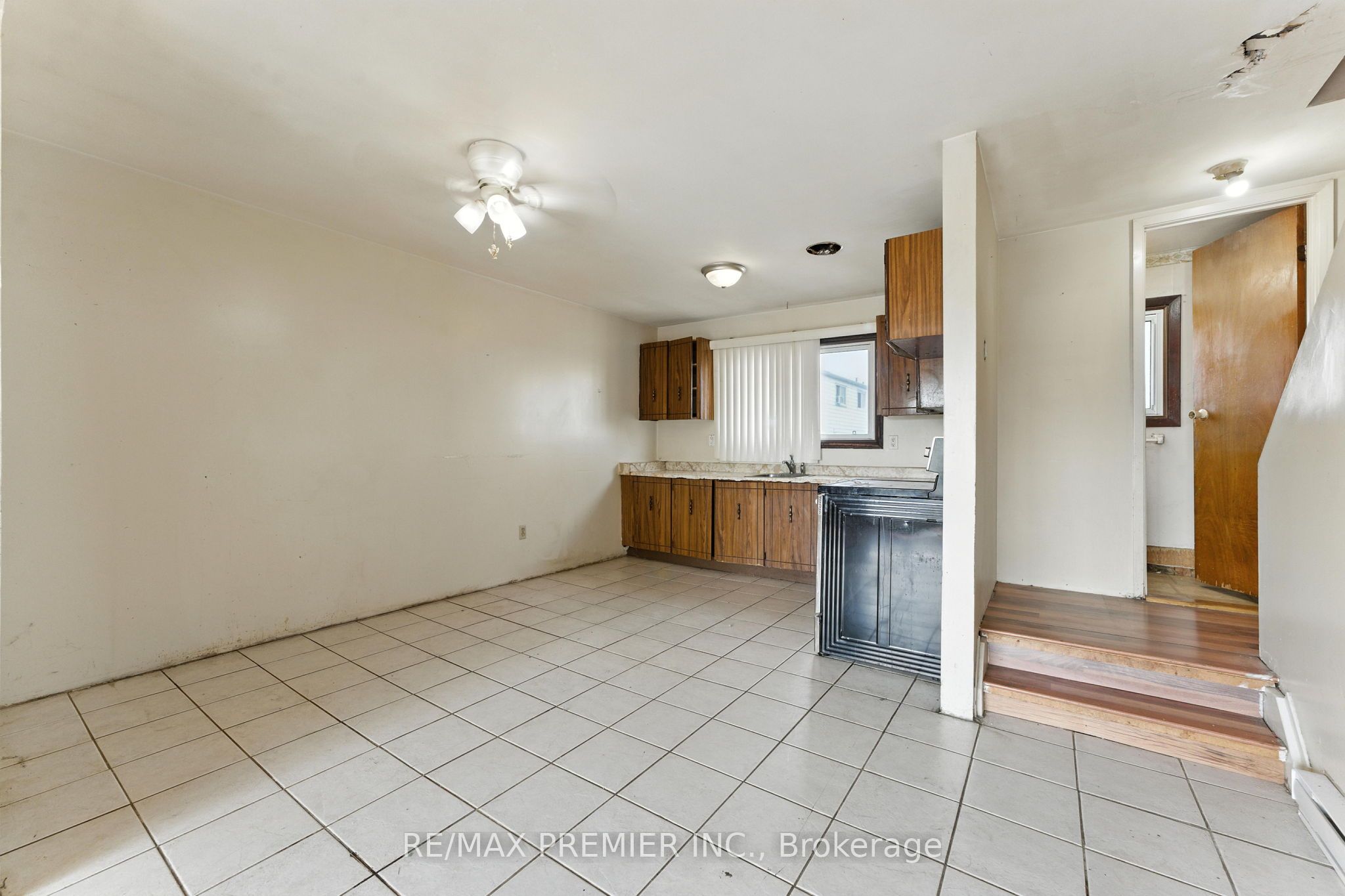 164e Henry Street Property Photo 9