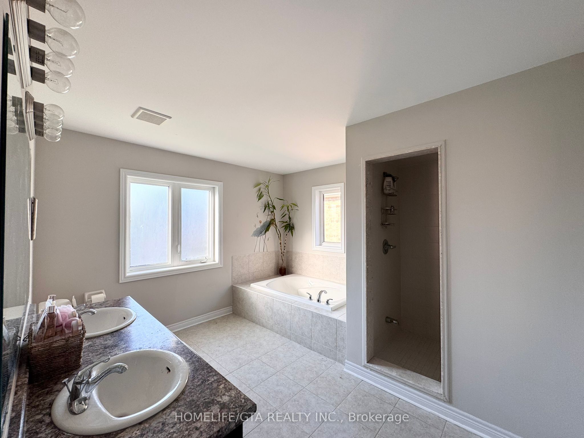 61 Barlow Place Property Photo 6