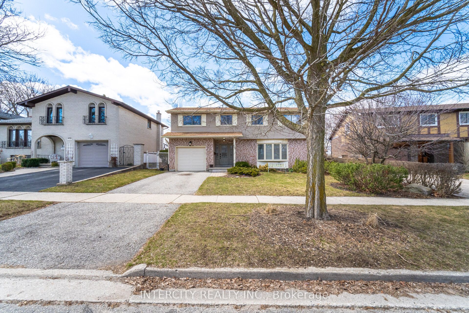 35 Lower Canada Crescent Property Photo 2