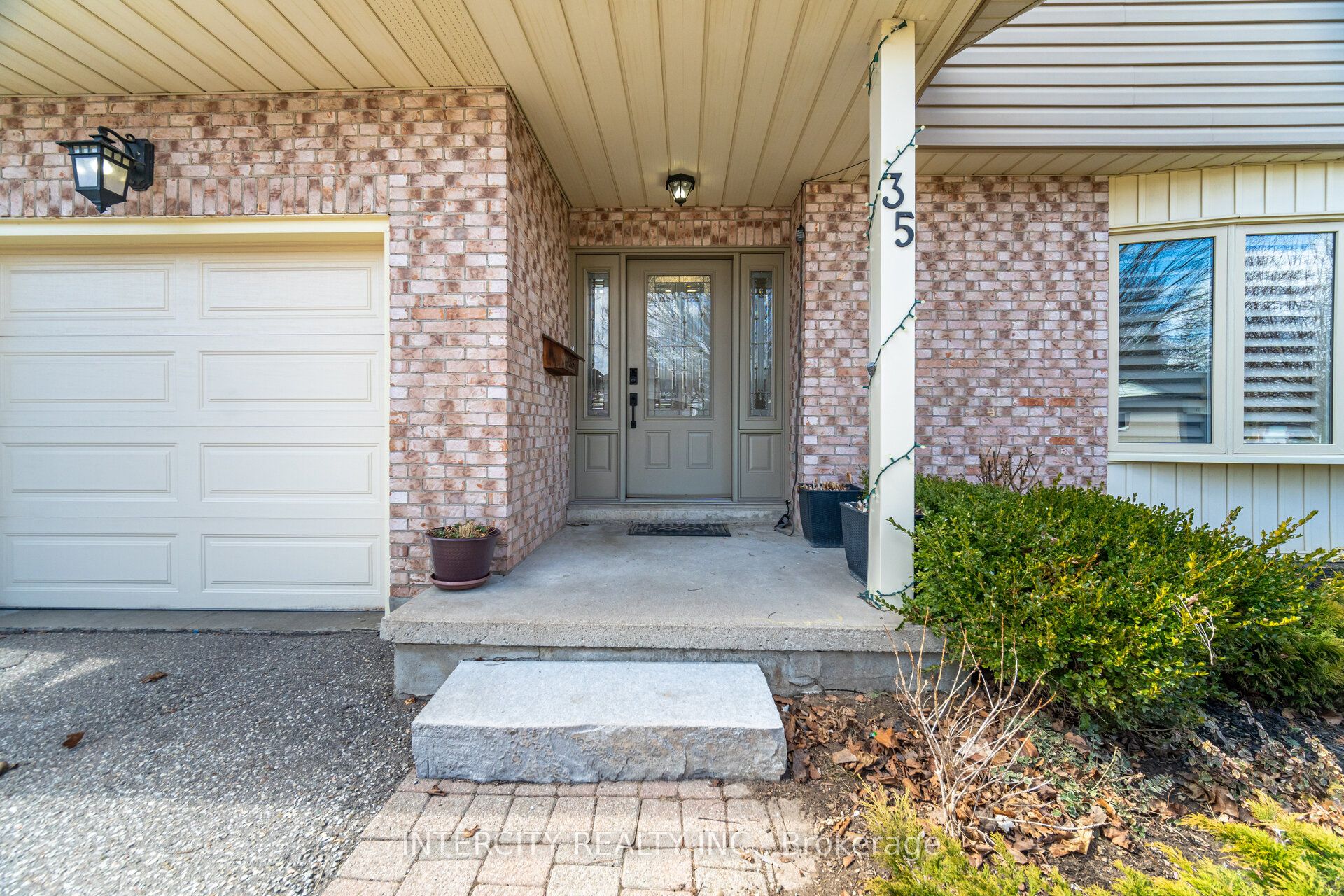 35 Lower Canada Crescent Property Photo 4