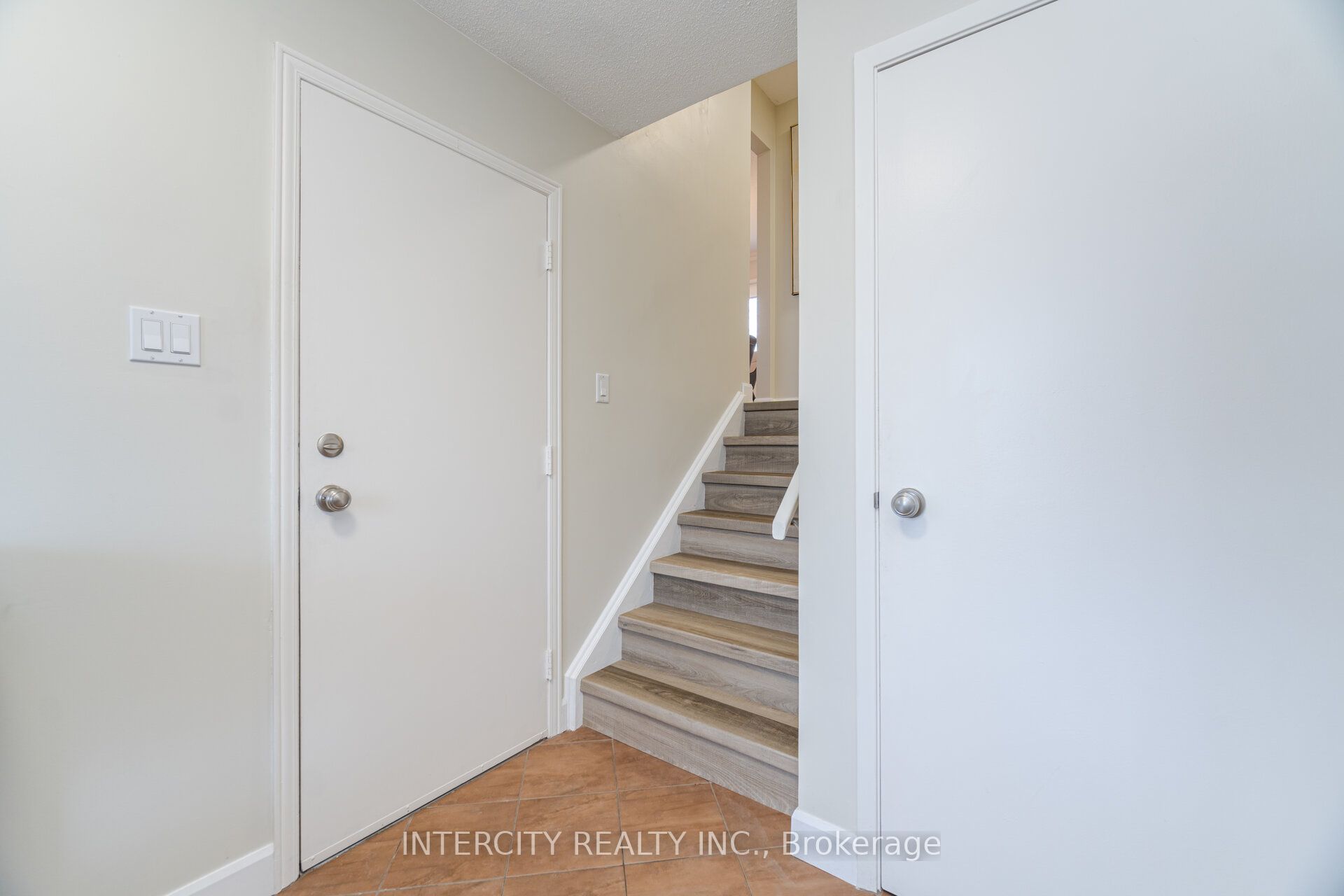 35 Lower Canada Crescent Property Photo 10