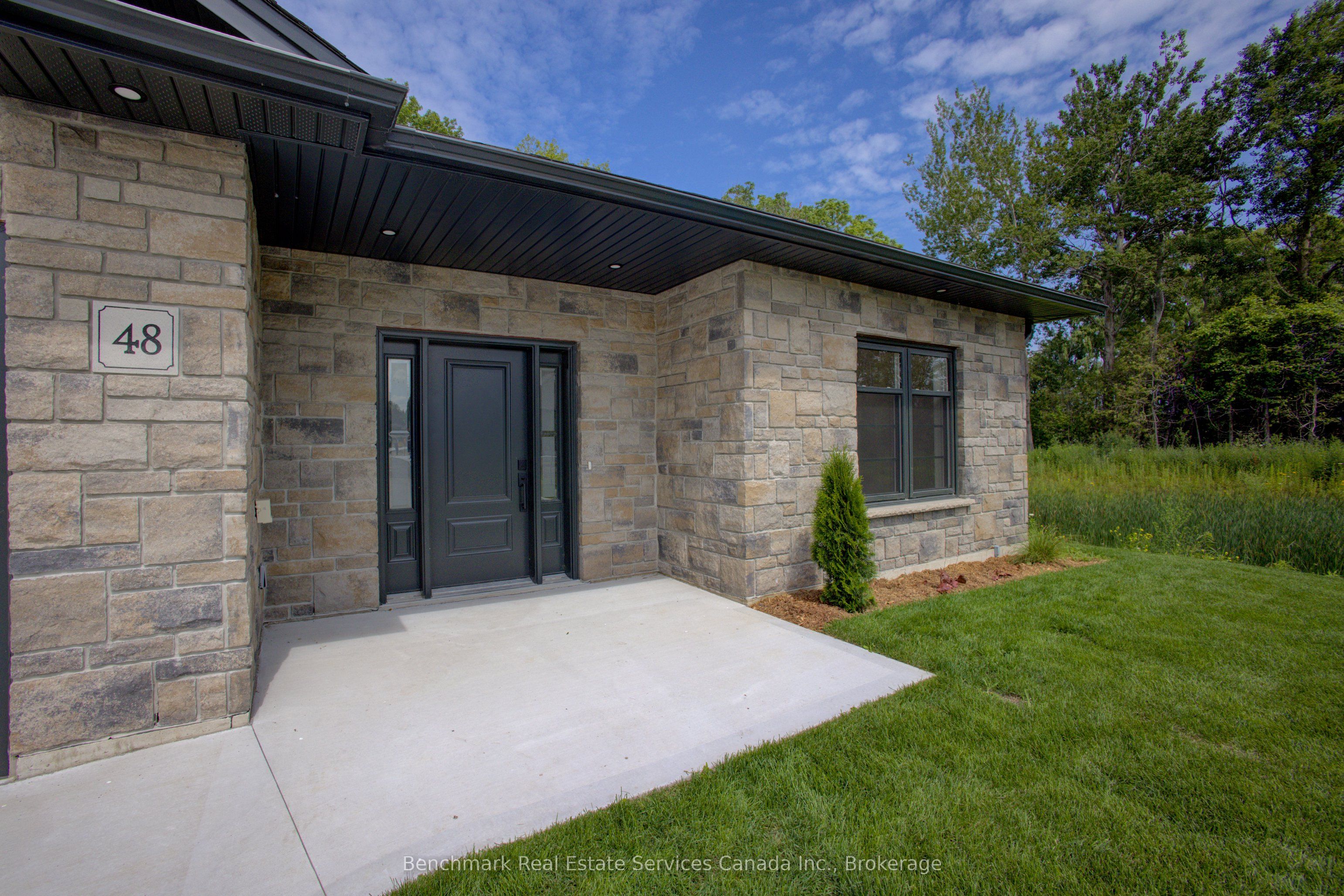 1182 Queen St Property Photo 4