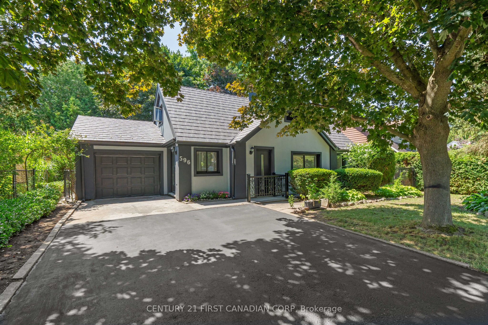 596 Kingsway Avenue N Property Photo 1